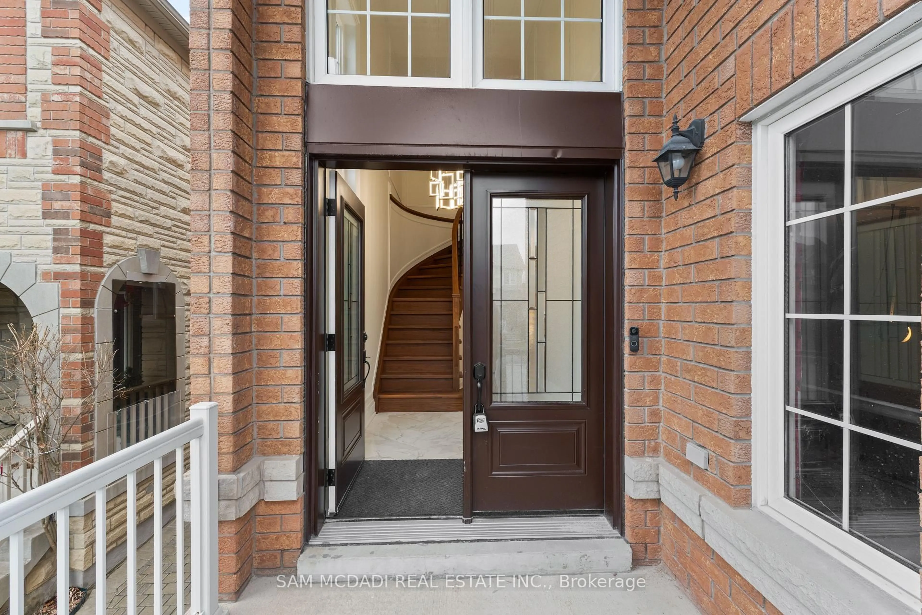 Indoor entryway for 5180 Littlebend Dr, Mississauga Ontario L5M 8B6