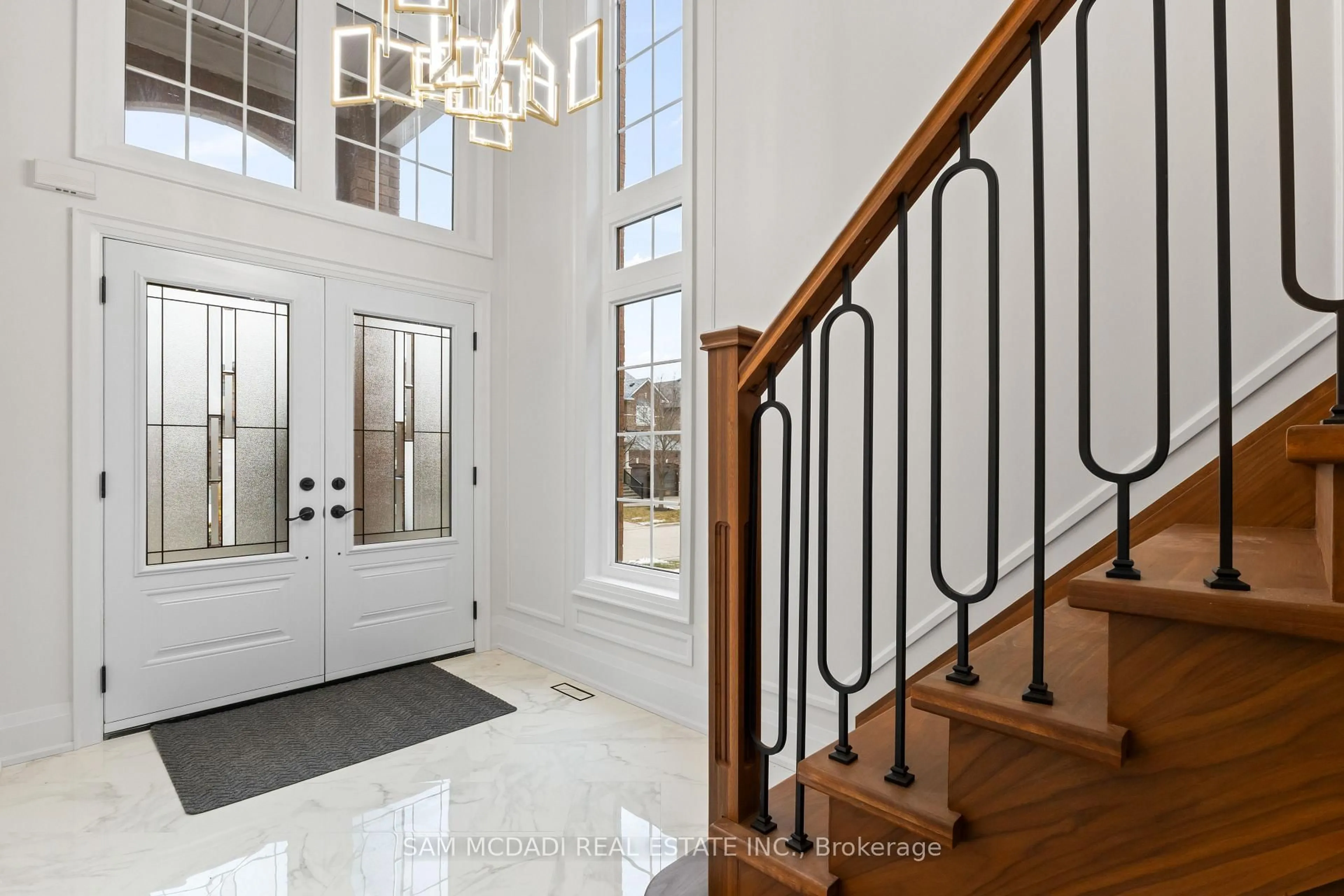 Indoor entryway for 5180 Littlebend Dr, Mississauga Ontario L5M 8B6