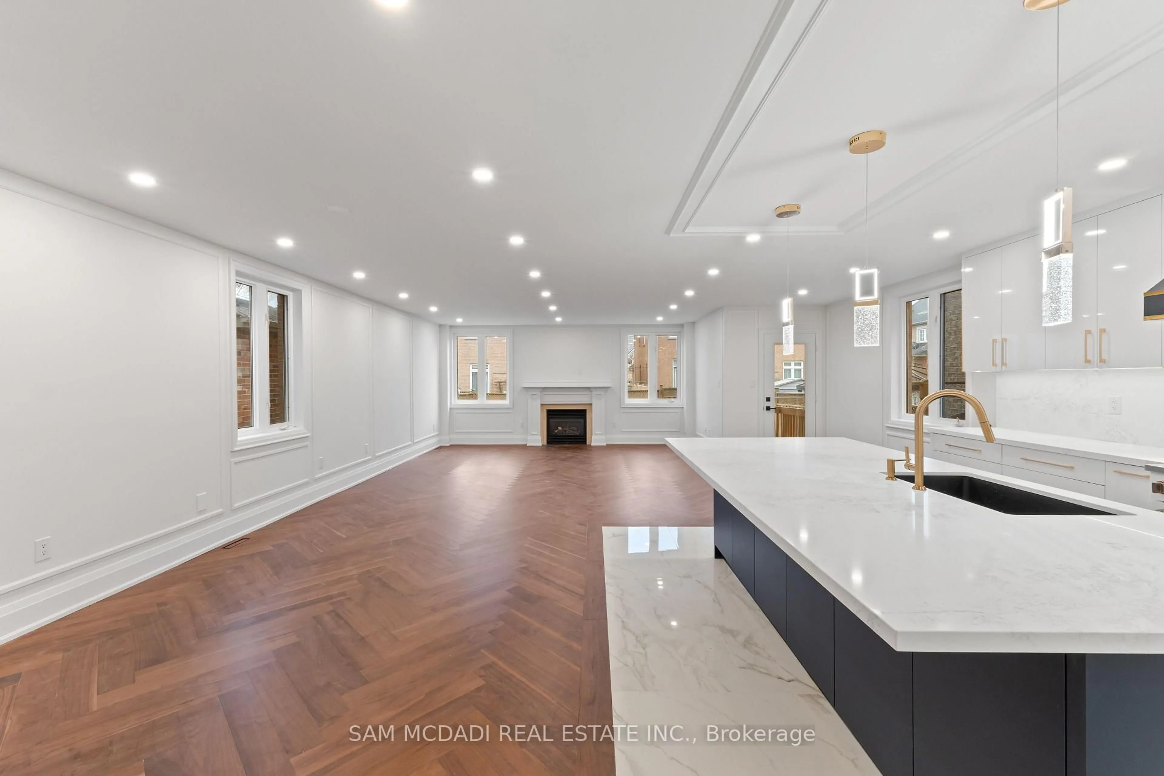 Indoor foyer for 5180 Littlebend Dr, Mississauga Ontario L5M 8B6