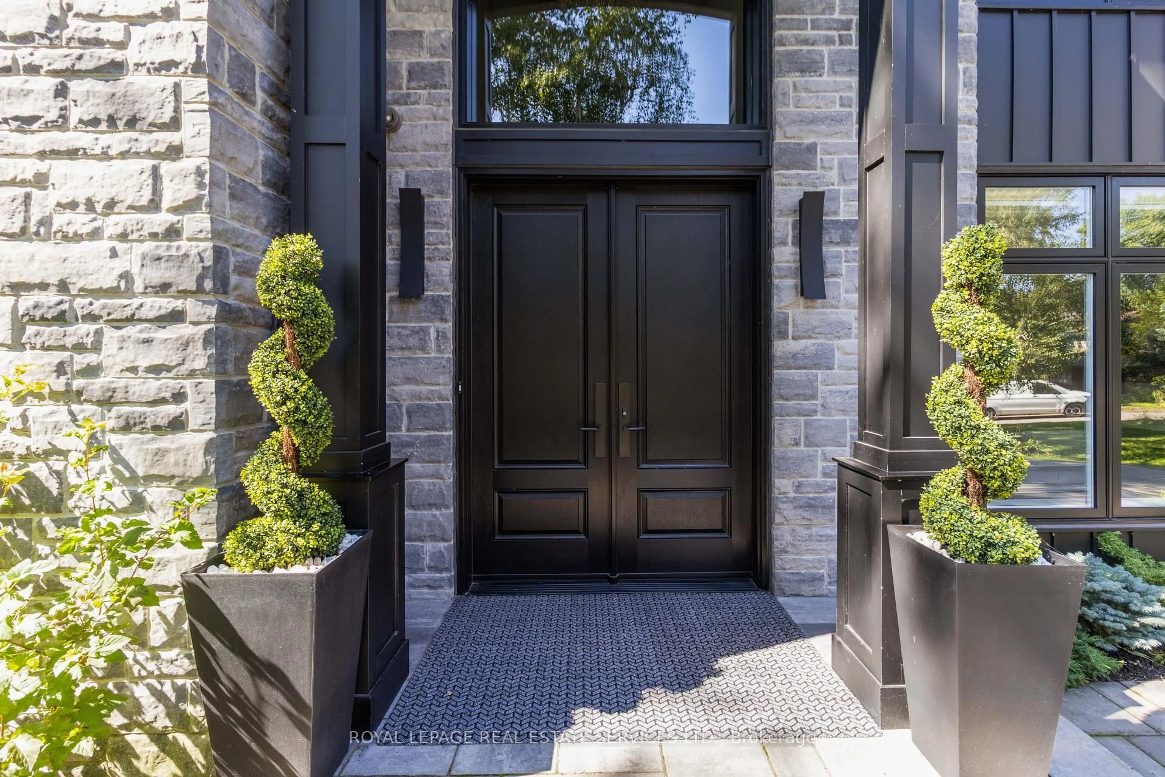 Indoor entryway for 1489 Rogerswood Crt, Mississauga Ontario L5J 1R7