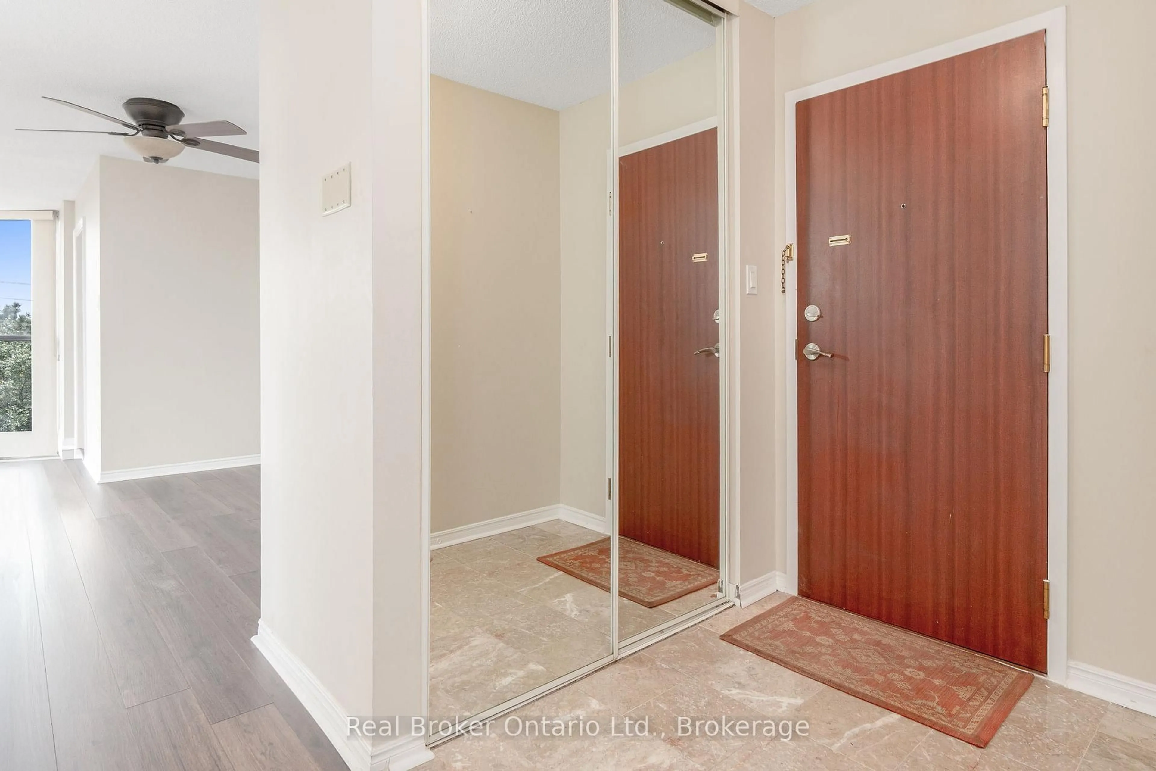 Unknown for 880 Dundas St #502, Mississauga Ontario L5C 4H3