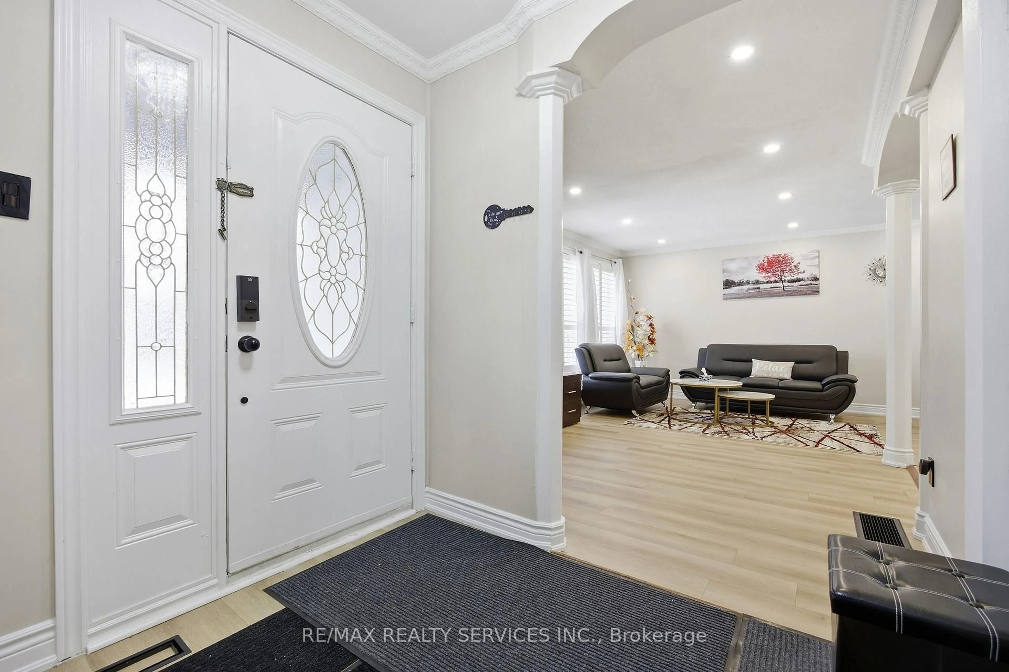 Indoor entryway for 17 Avening Dr, Toronto Ontario M9V 1Y2