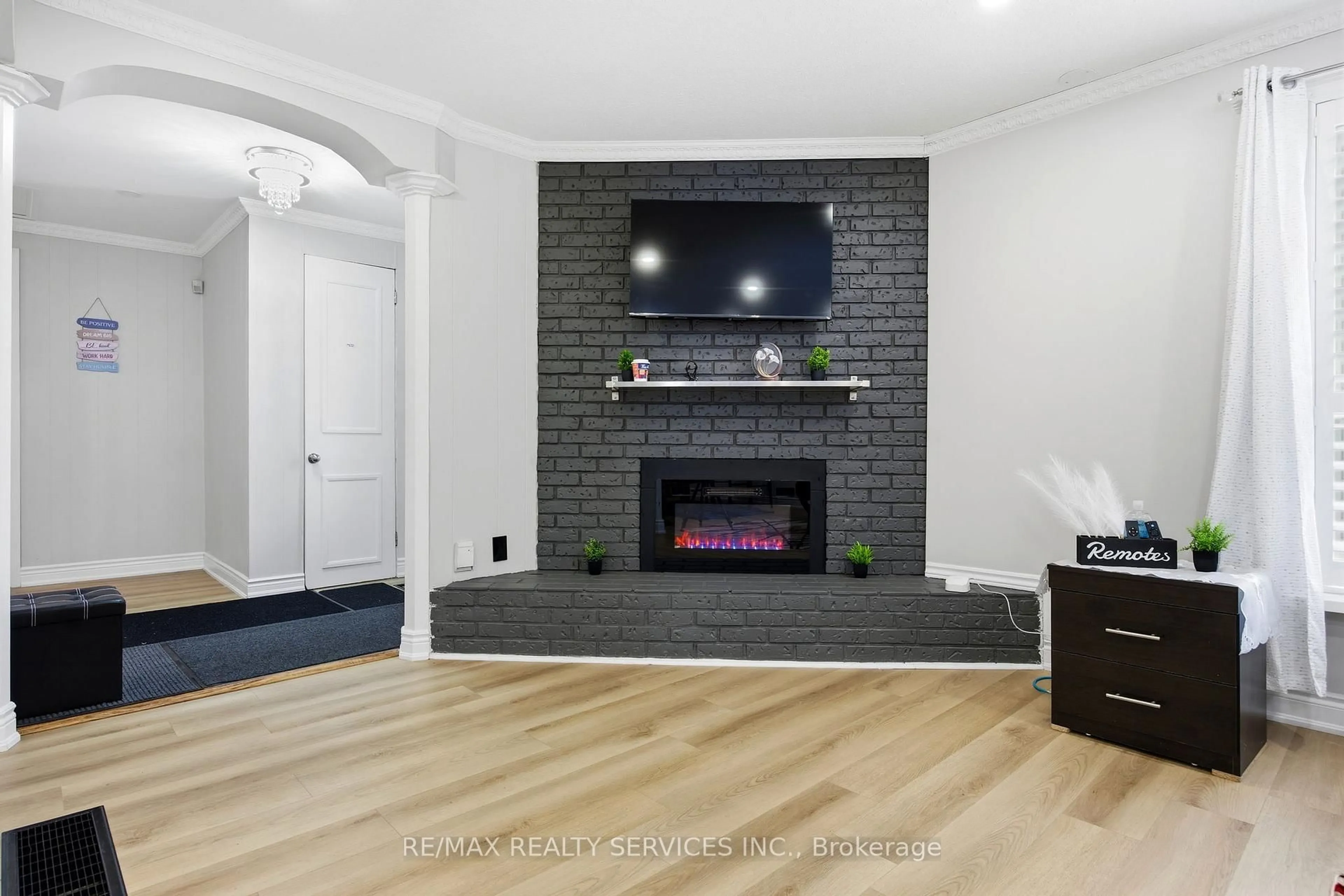 Unknown for 17 Avening Dr, Toronto Ontario M9V 1Y2