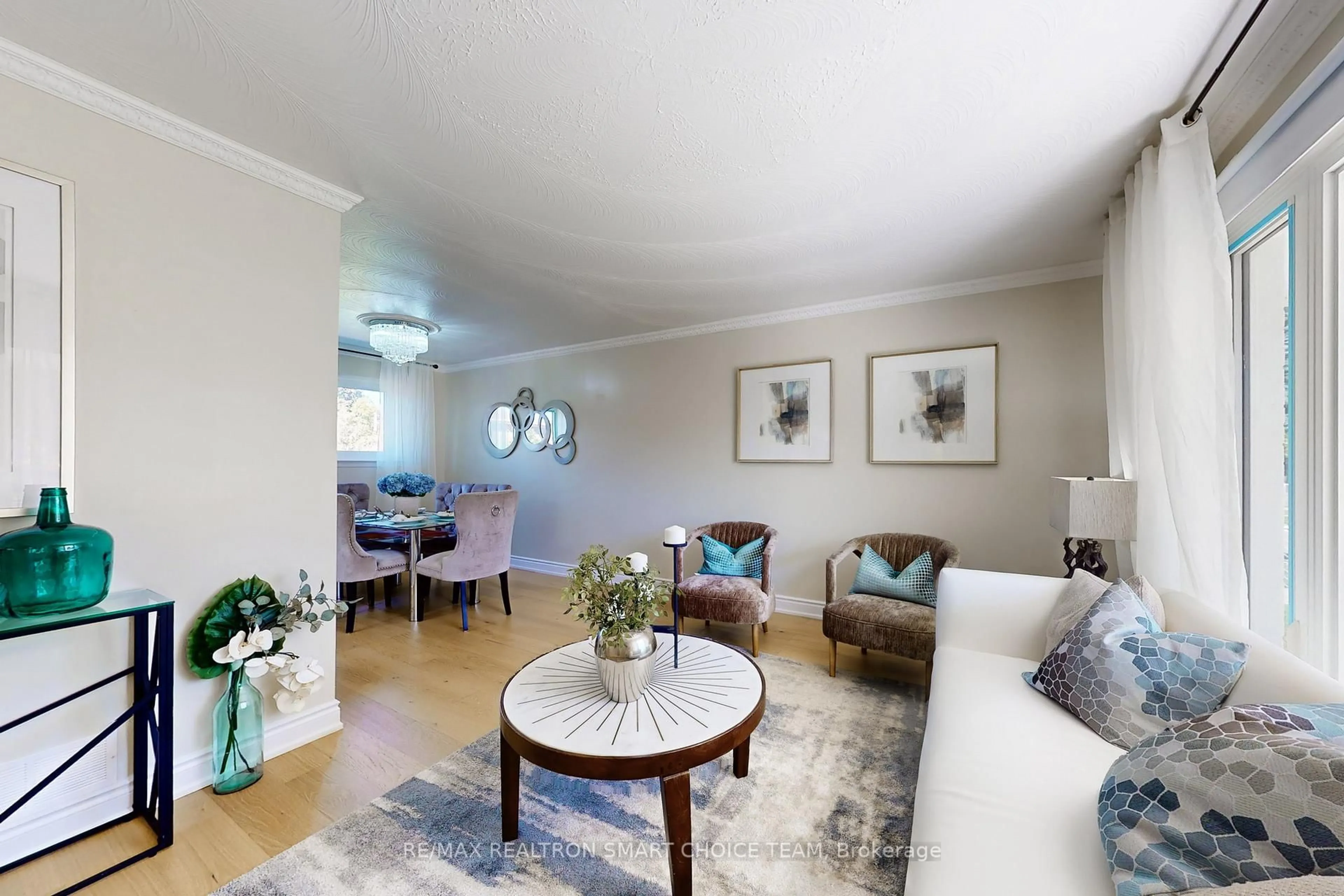 Living room with furniture, wood/laminate floor for 16 Frith Rd, Toronto Ontario M3N 1G1