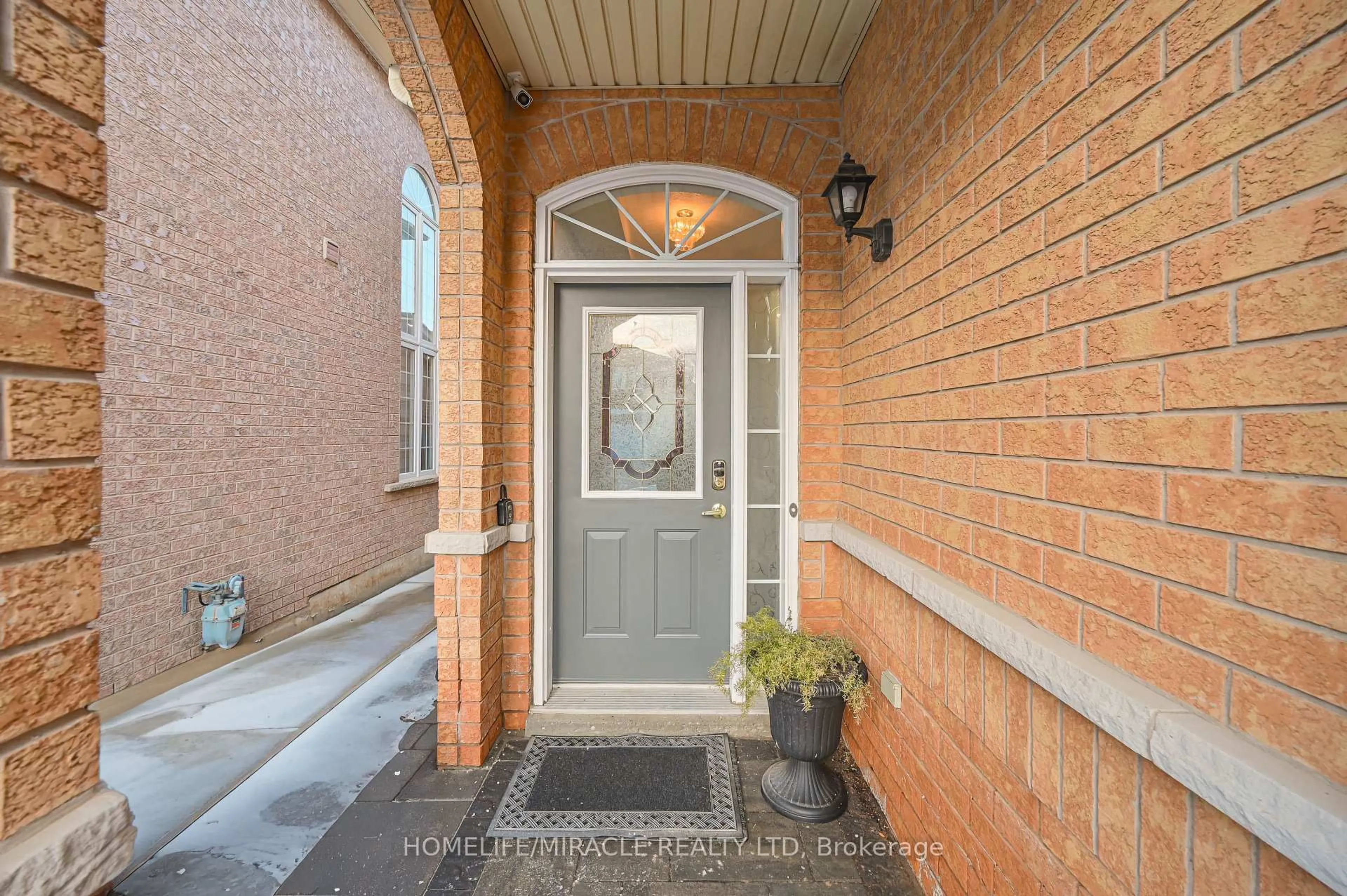 Indoor entryway for 3420 Fountain Park Ave, Mississauga Ontario L5M 7E3