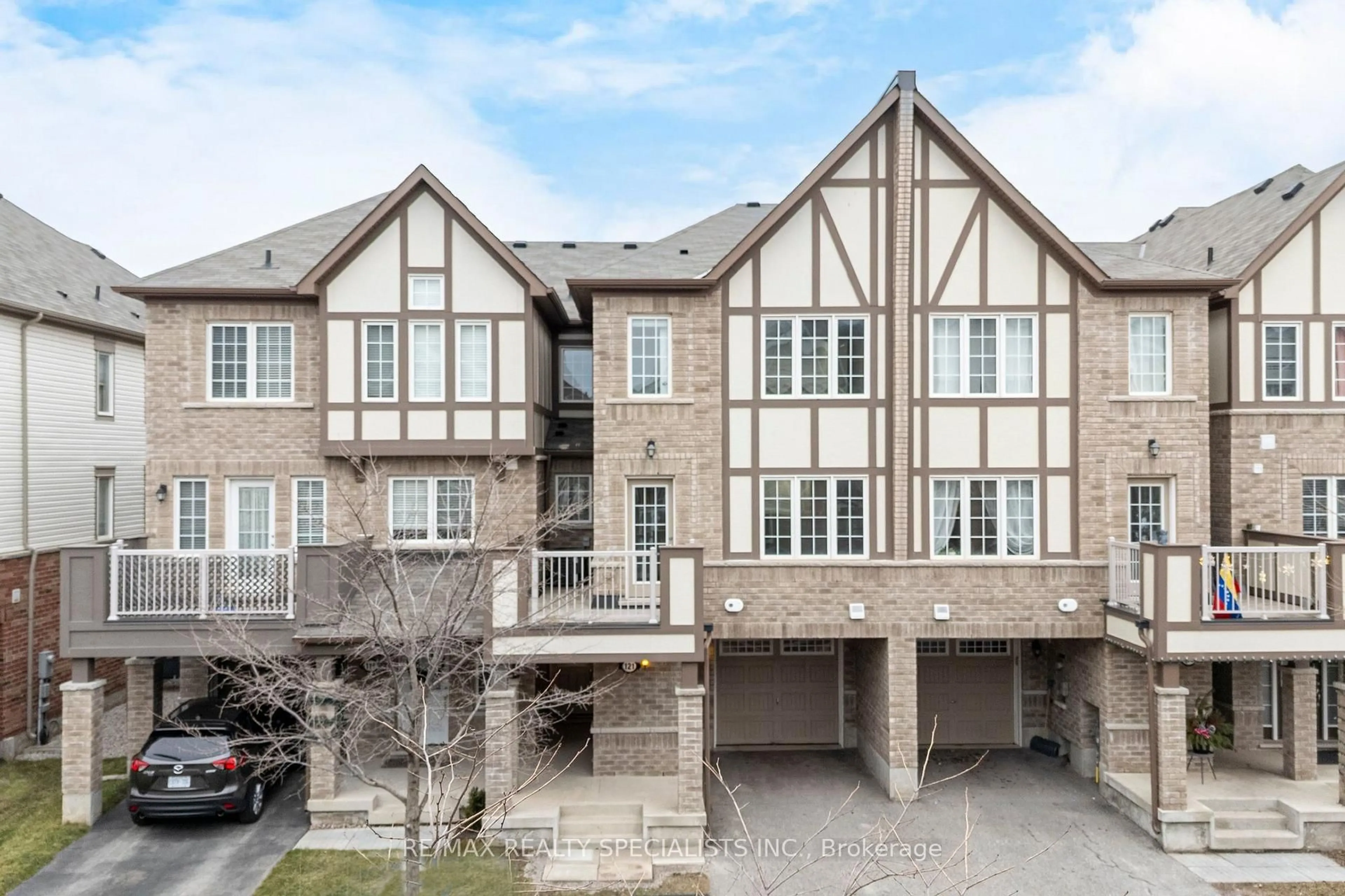 A pic from outside/outdoor area/front of a property/back of a property/a pic from drone, street for 121 Frost Crt, Milton Ontario L9E 1G2