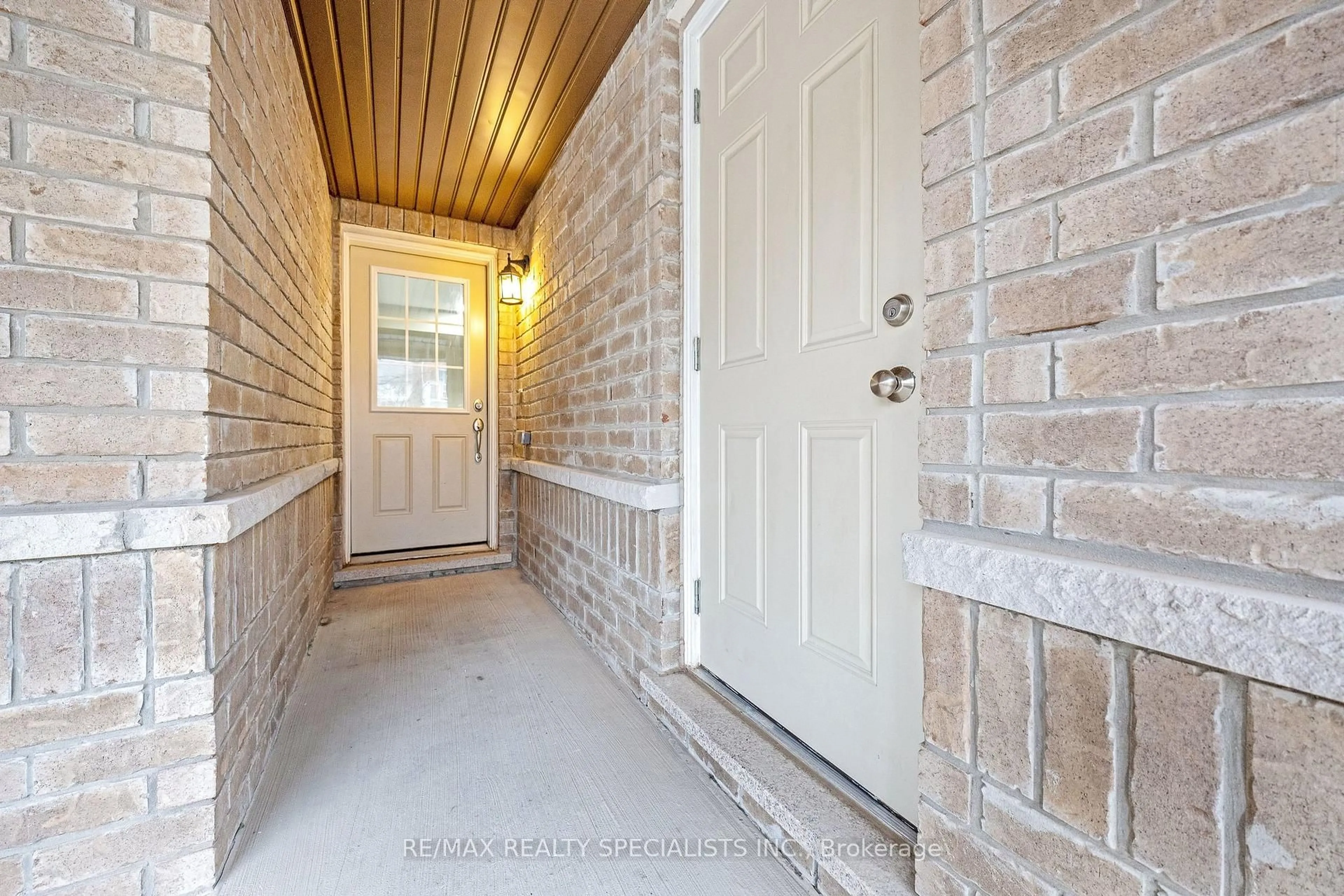 Indoor entryway for 121 Frost Crt, Milton Ontario L9E 1G2