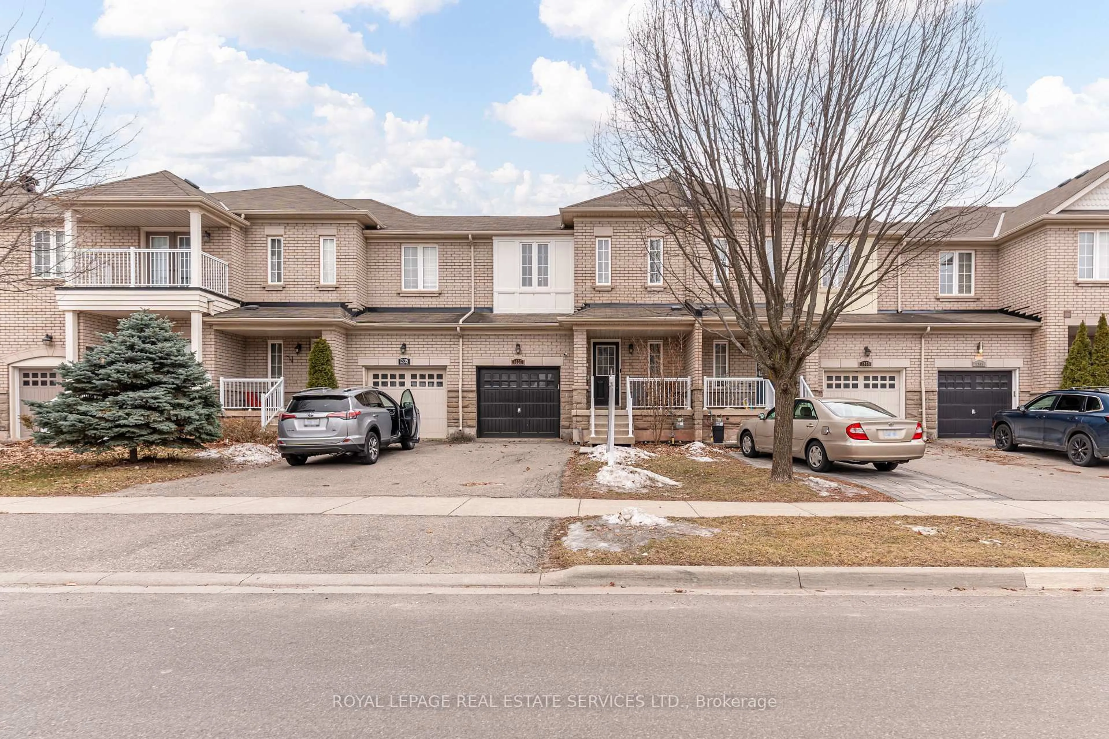 A pic from outside/outdoor area/front of a property/back of a property/a pic from drone, street for 1337 Kestell Blvd, Oakville Ontario L6H 0C8