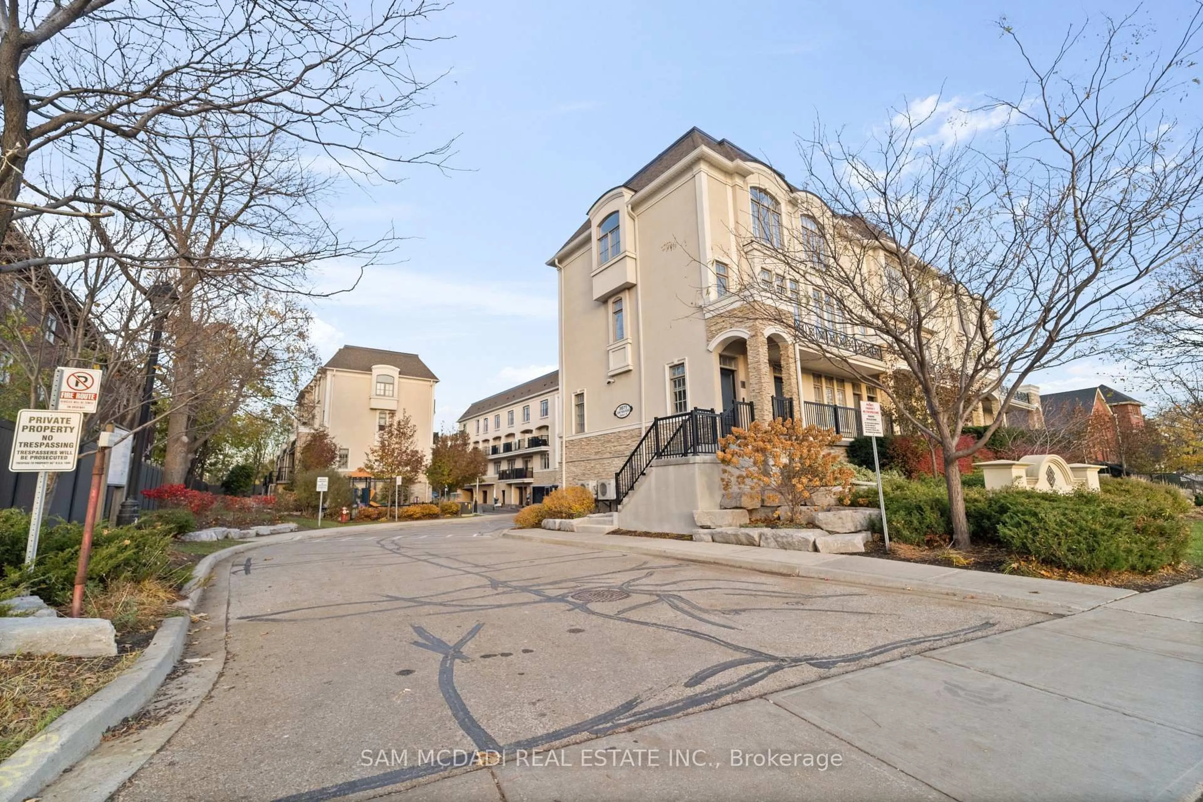 Patio, street for 3083 Cawthra Rd #23, Mississauga Ontario L5A 2X4