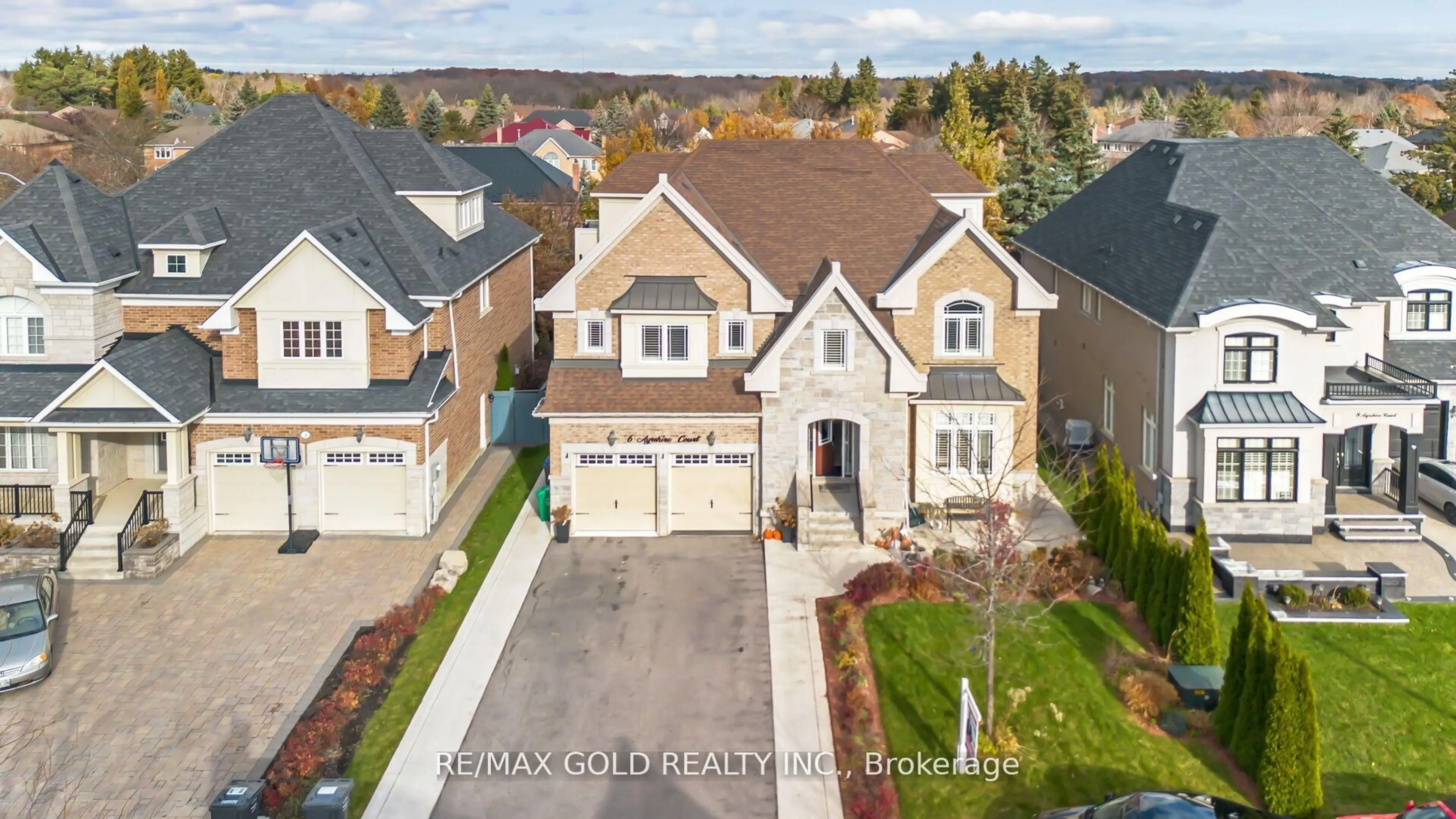 A pic from outside/outdoor area/front of a property/back of a property/a pic from drone, street for 6 Ayrshire Crt, Brampton Ontario L6Z 0G6