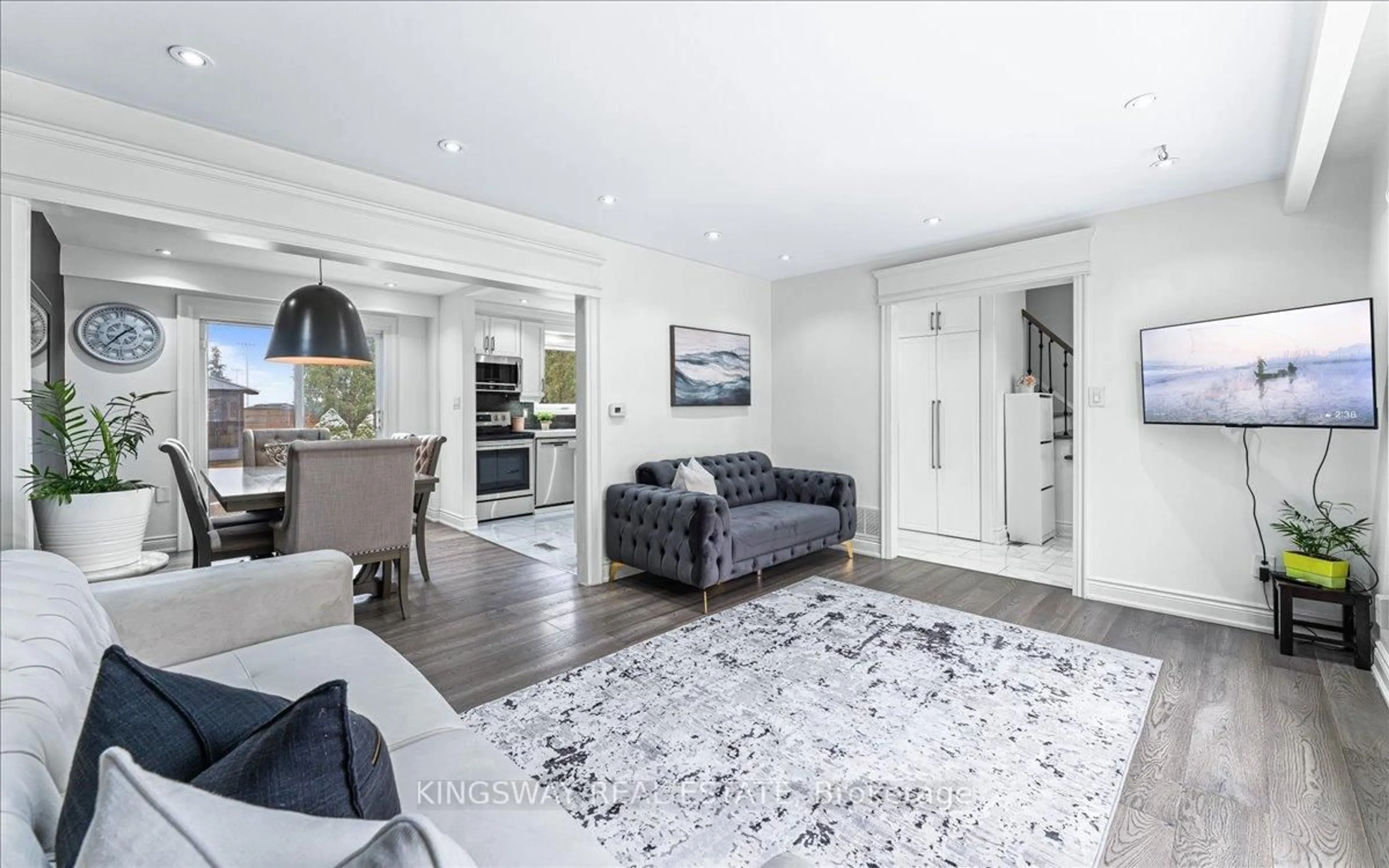 Living room with furniture, unknown for 2594 Bromsgrove Rd, Mississauga Ontario L5J 1M2