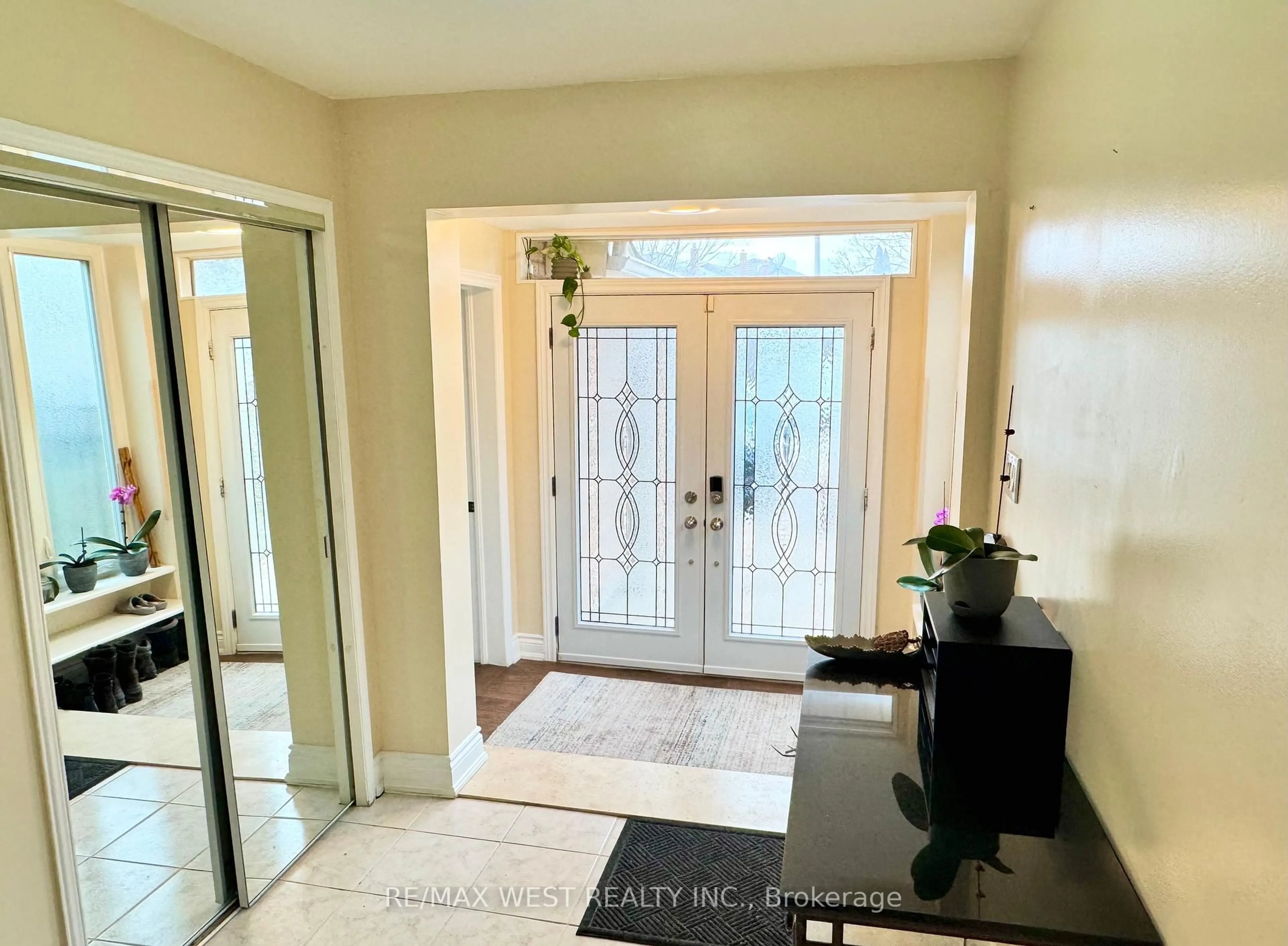 Indoor entryway for 482 Laurentian Ave, Mississauga Ontario L4Z 2K4