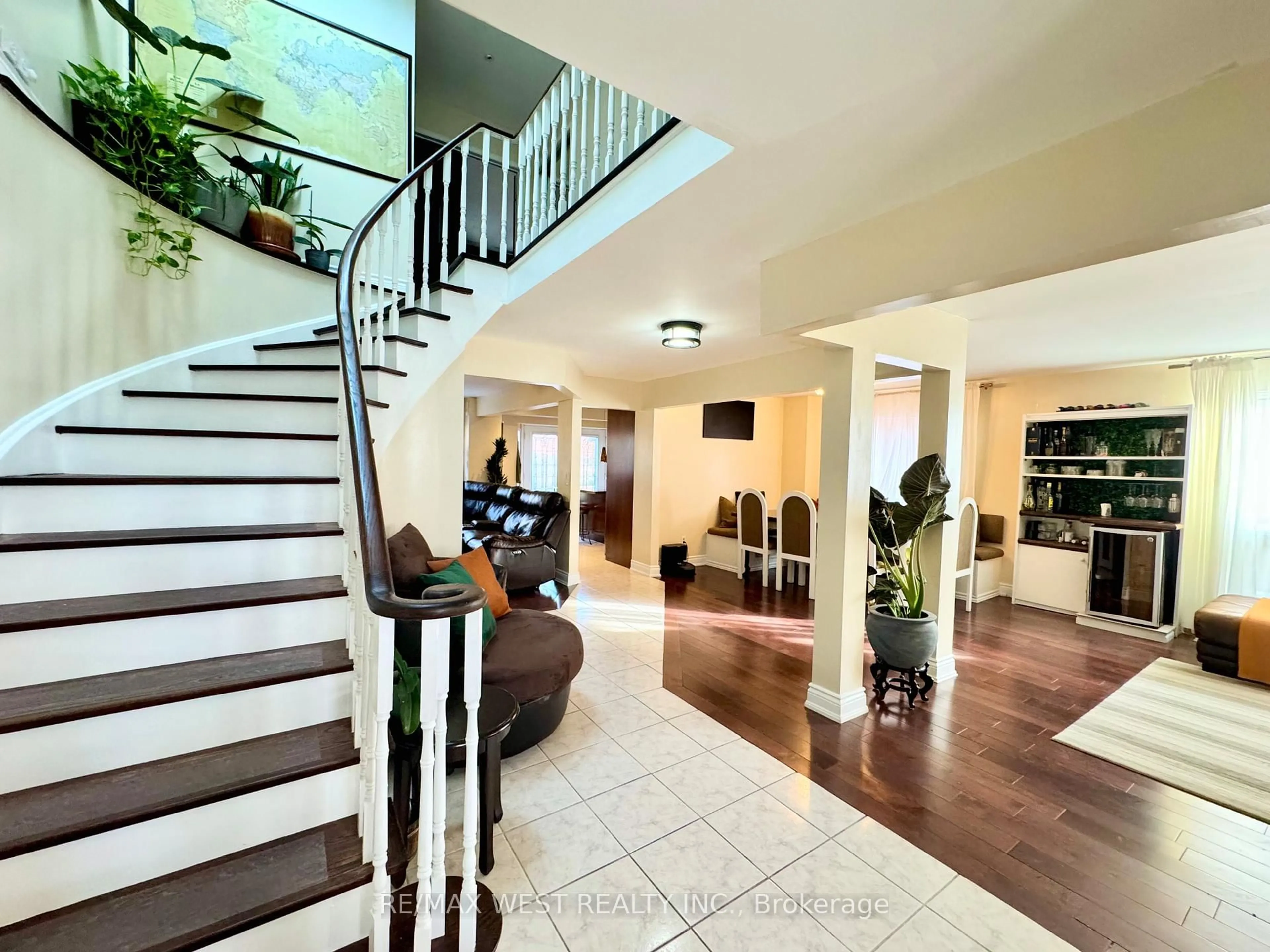 Indoor foyer for 482 Laurentian Ave, Mississauga Ontario L4Z 2K4