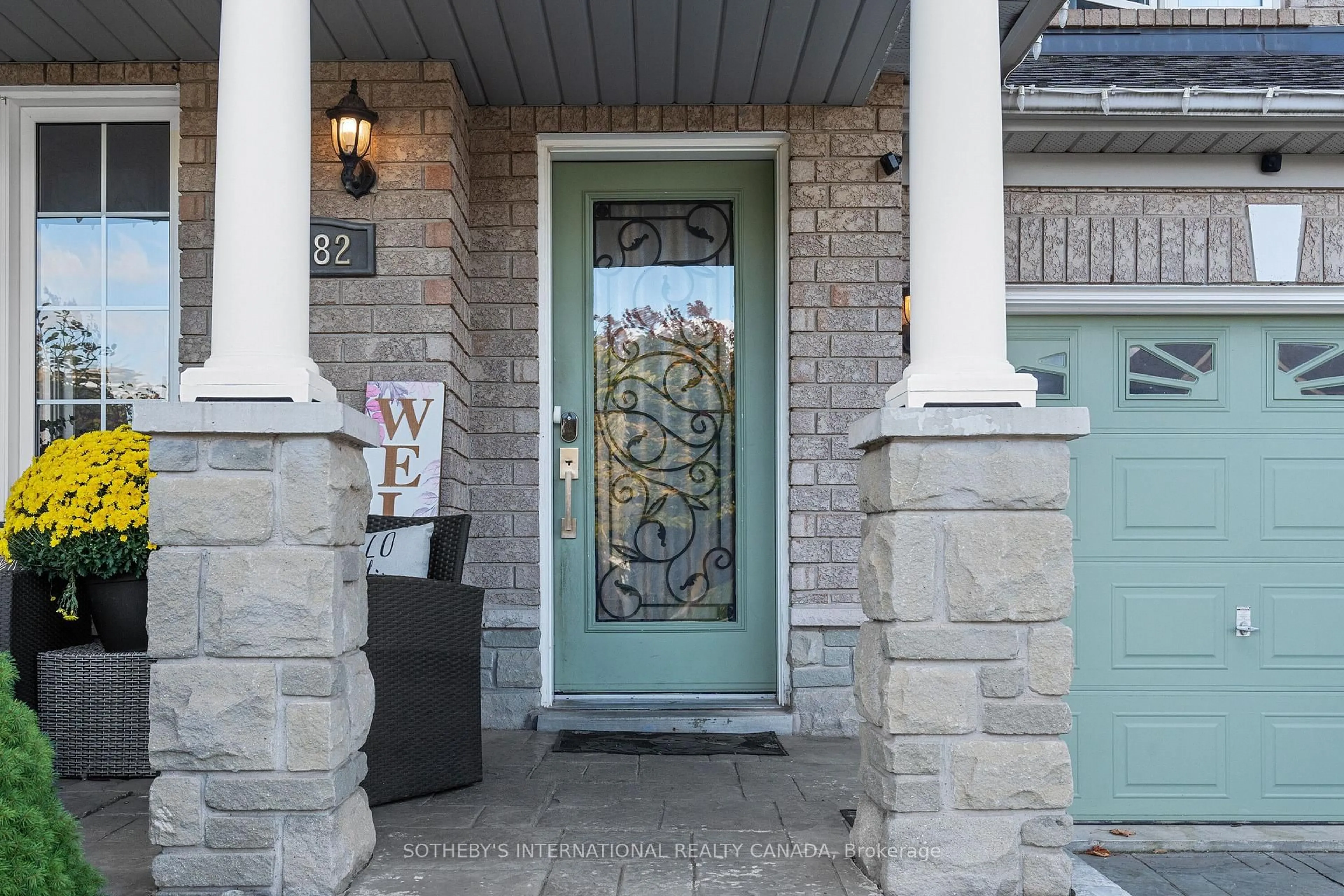 Indoor entryway for 2182 Meadowglen Dr, Oakville Ontario L6M 4C9