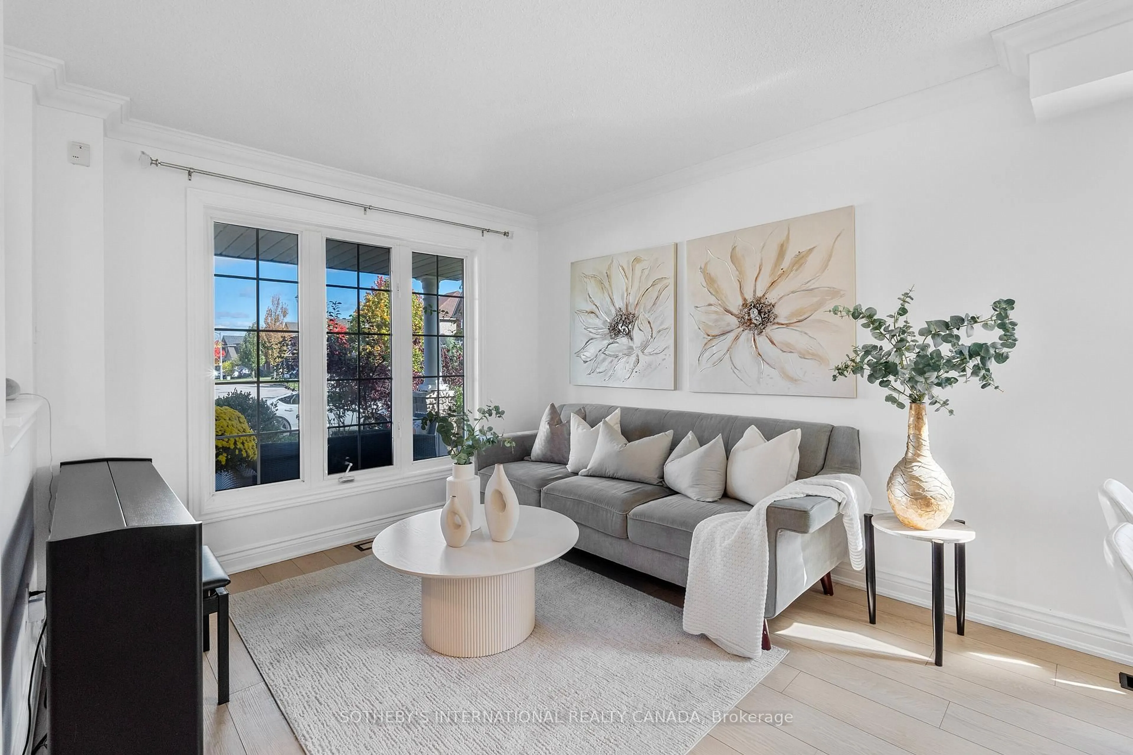 Living room with furniture, unknown for 2182 Meadowglen Dr, Oakville Ontario L6M 4C9