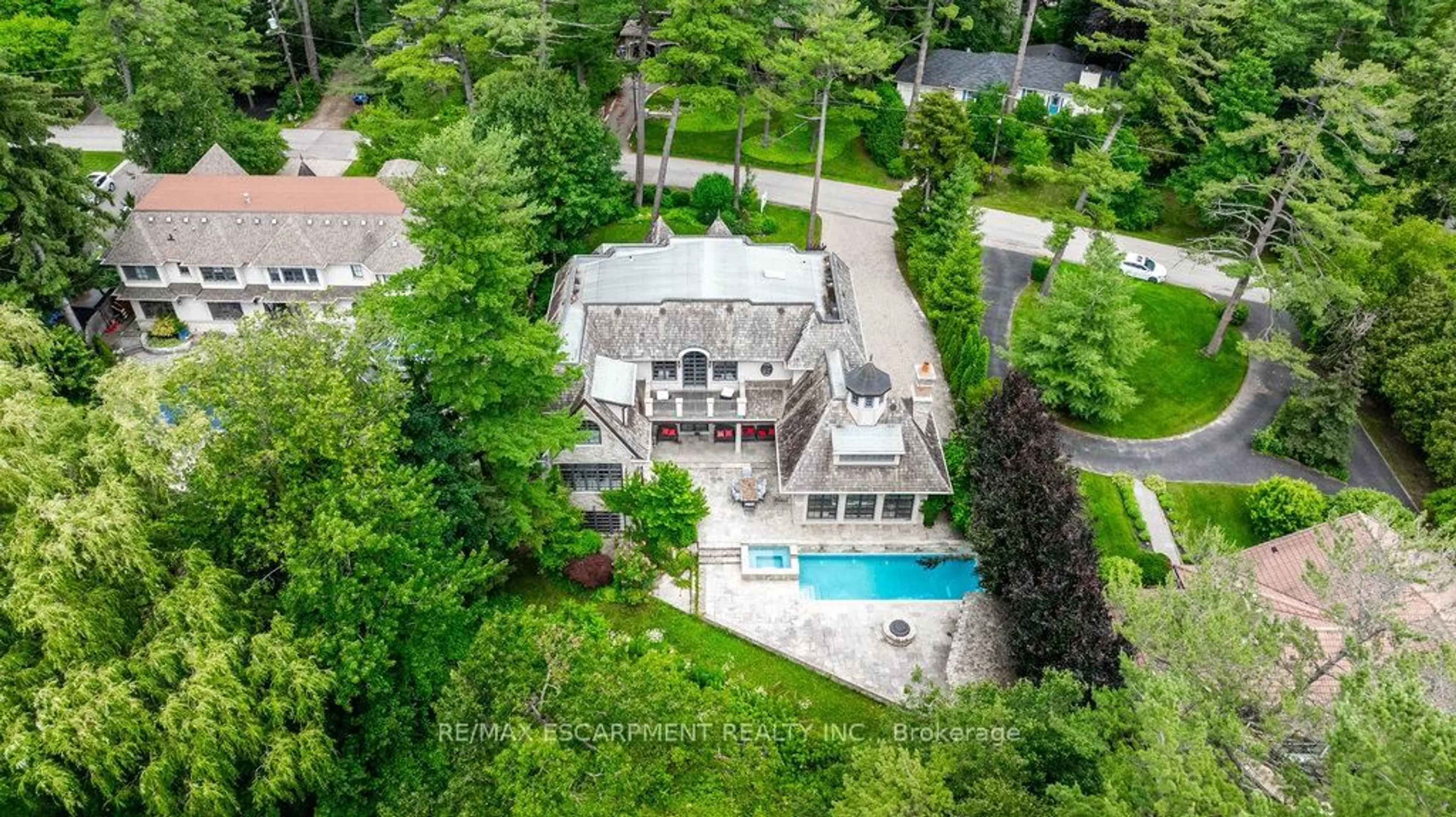 A pic from outside/outdoor area/front of a property/back of a property/a pic from drone, unknown for 1476 Carmen Dr, Mississauga Ontario L5G 3Z1
