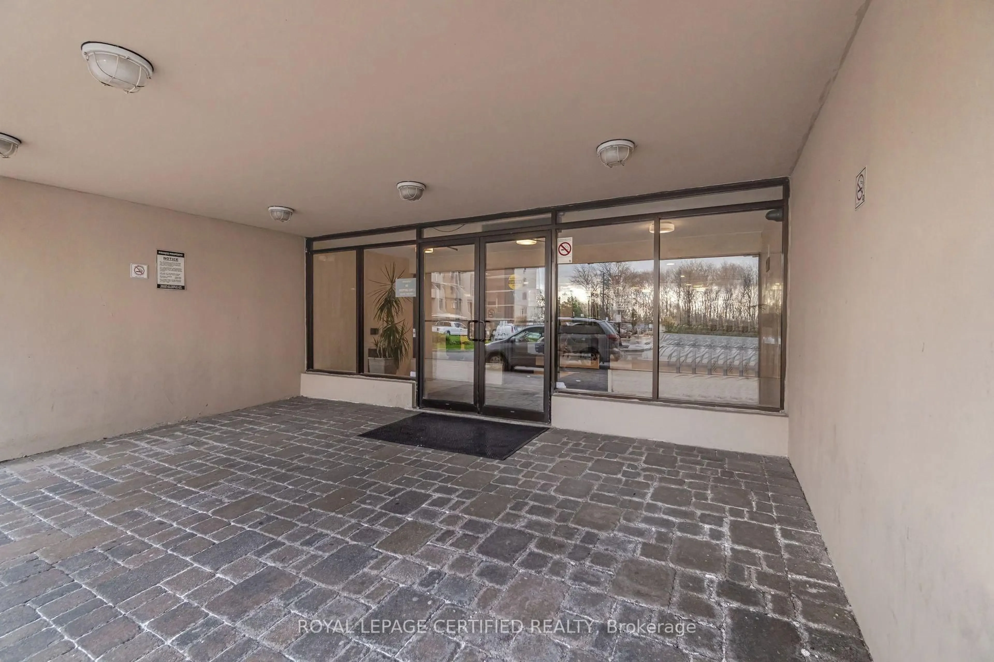 Indoor foyer for 2645 Jane St #112, Toronto Ontario M3L 2J3