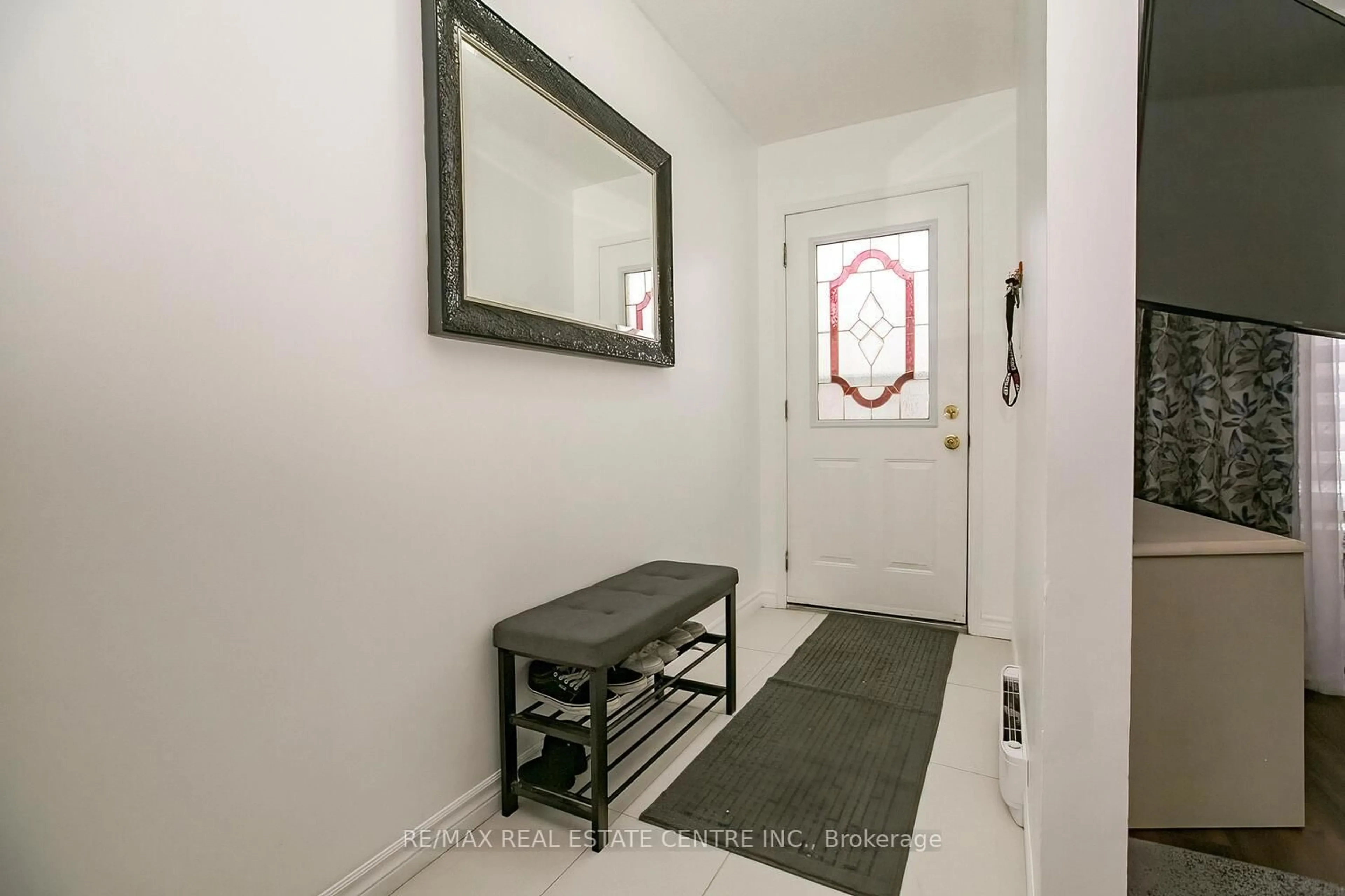 Indoor entryway for 31 Parkview Dr #27, Orangeville Ontario L9W 4H7