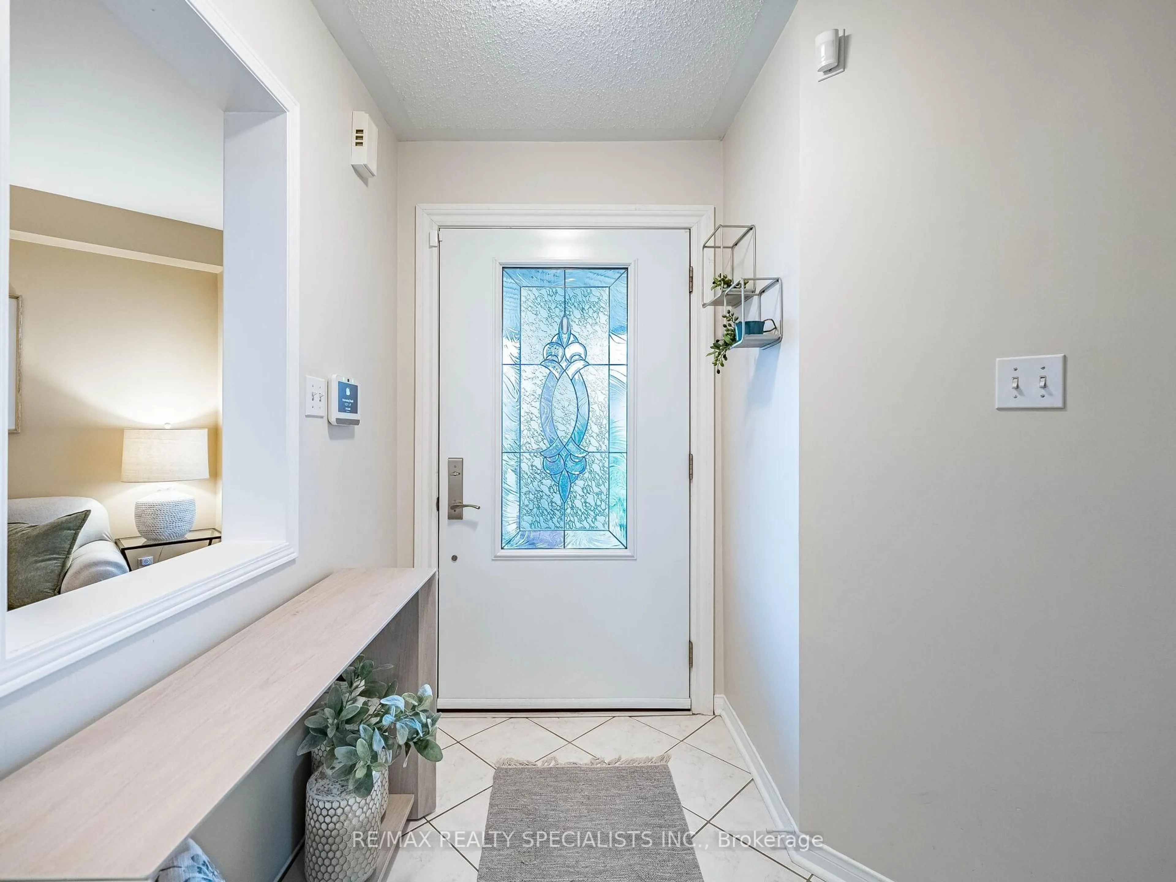 Indoor entryway for 18 Willow Park Dr, Brampton Ontario L6R 2M9