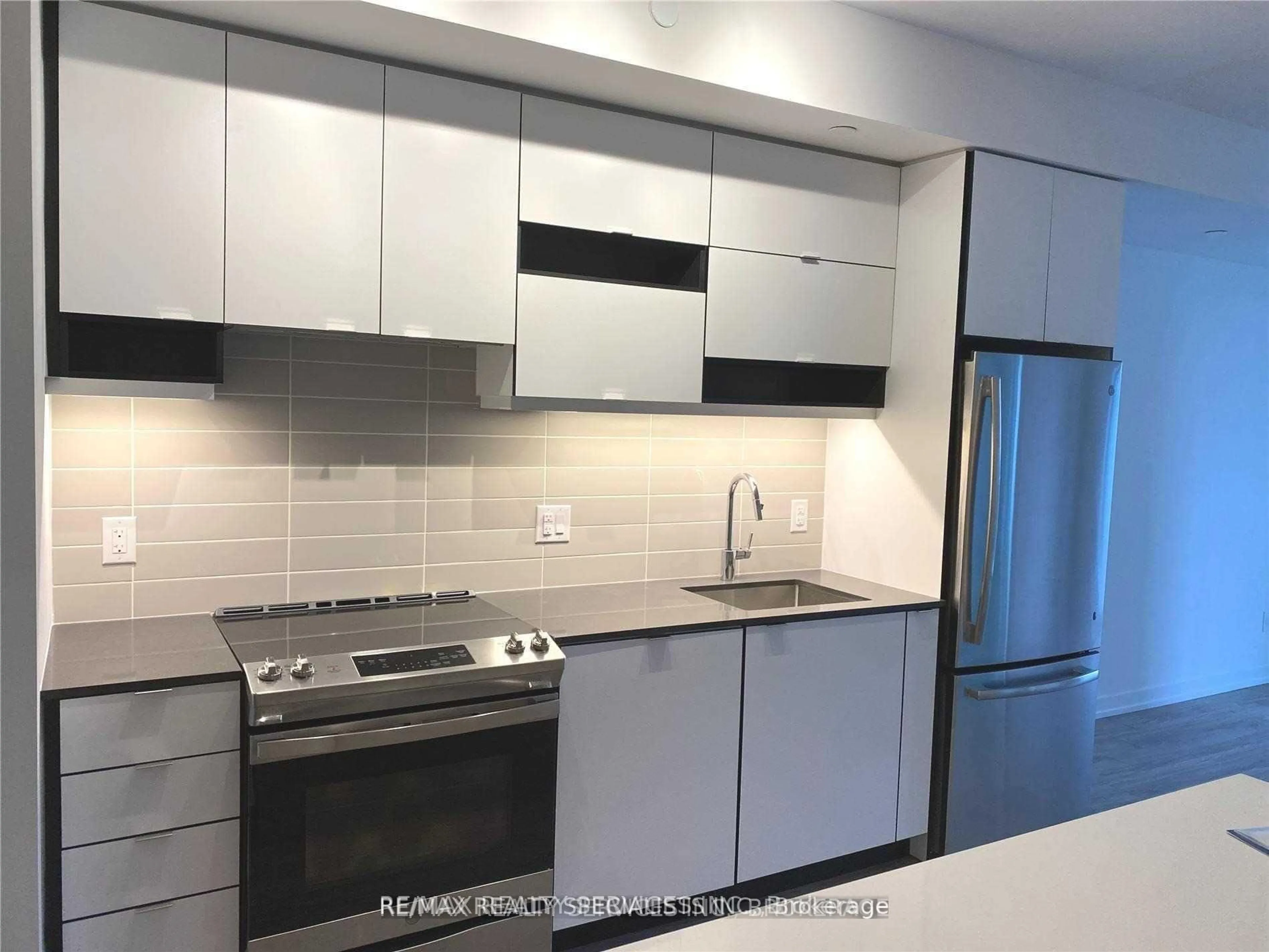 Standard kitchen, ceramic/tile floor for 4065 Confederation Pkwy #1511, Mississauga Ontario L5B 0L4