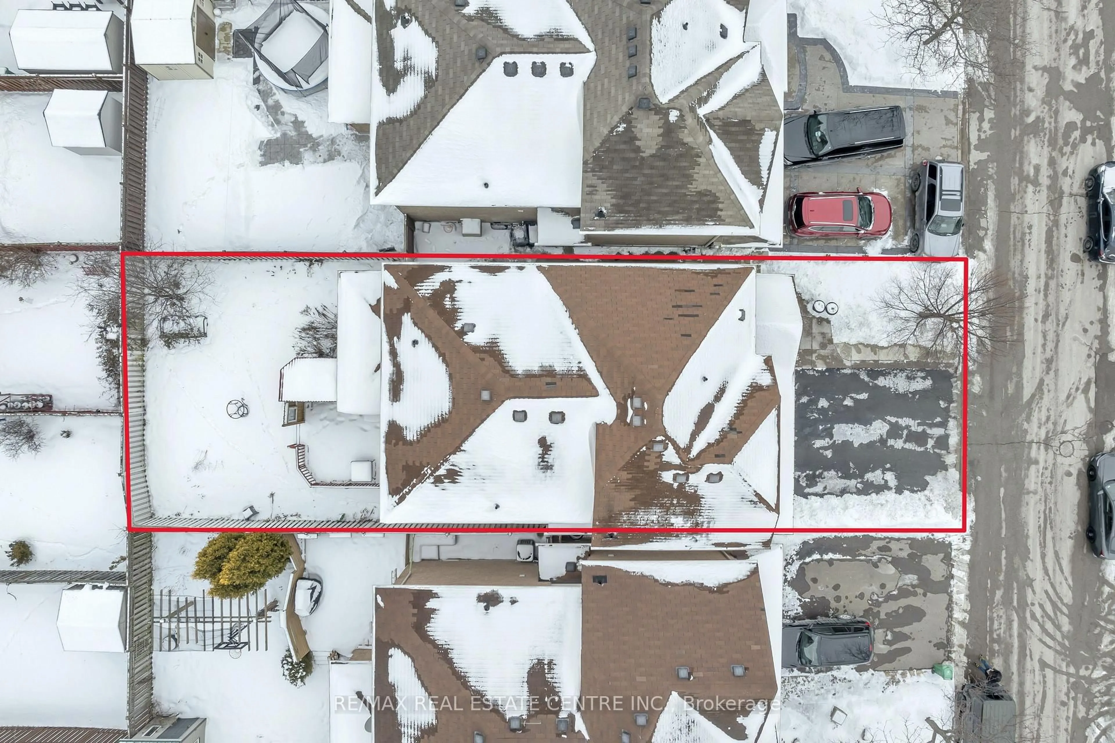 A pic from outside/outdoor area/front of a property/back of a property/a pic from drone, building for 129 Cadillac Cres, Brampton Ontario L7A 3B3