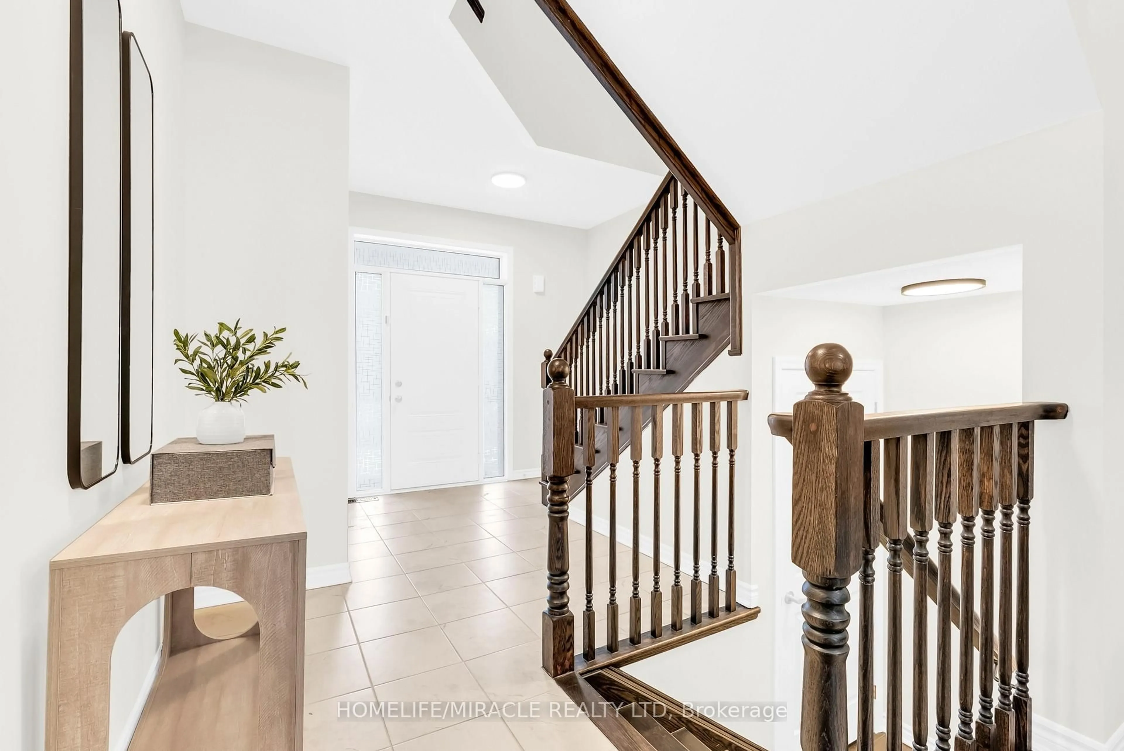 Indoor entryway for 1344 ROSE Way, Milton Ontario L9E 1M5