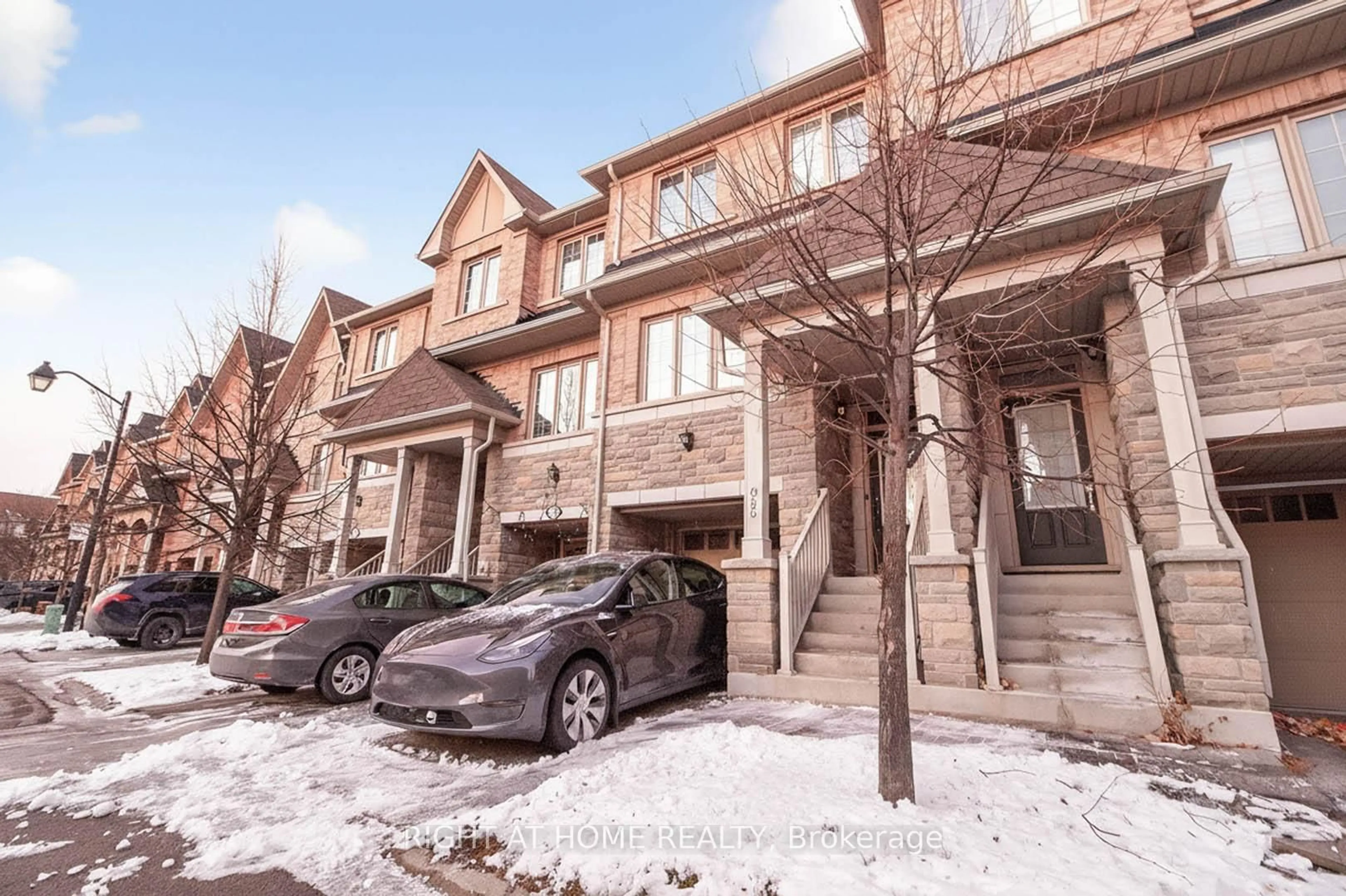 A pic from outside/outdoor area/front of a property/back of a property/a pic from drone, street for 1358 Granrock Cres, Mississauga Ontario L5V 0E1