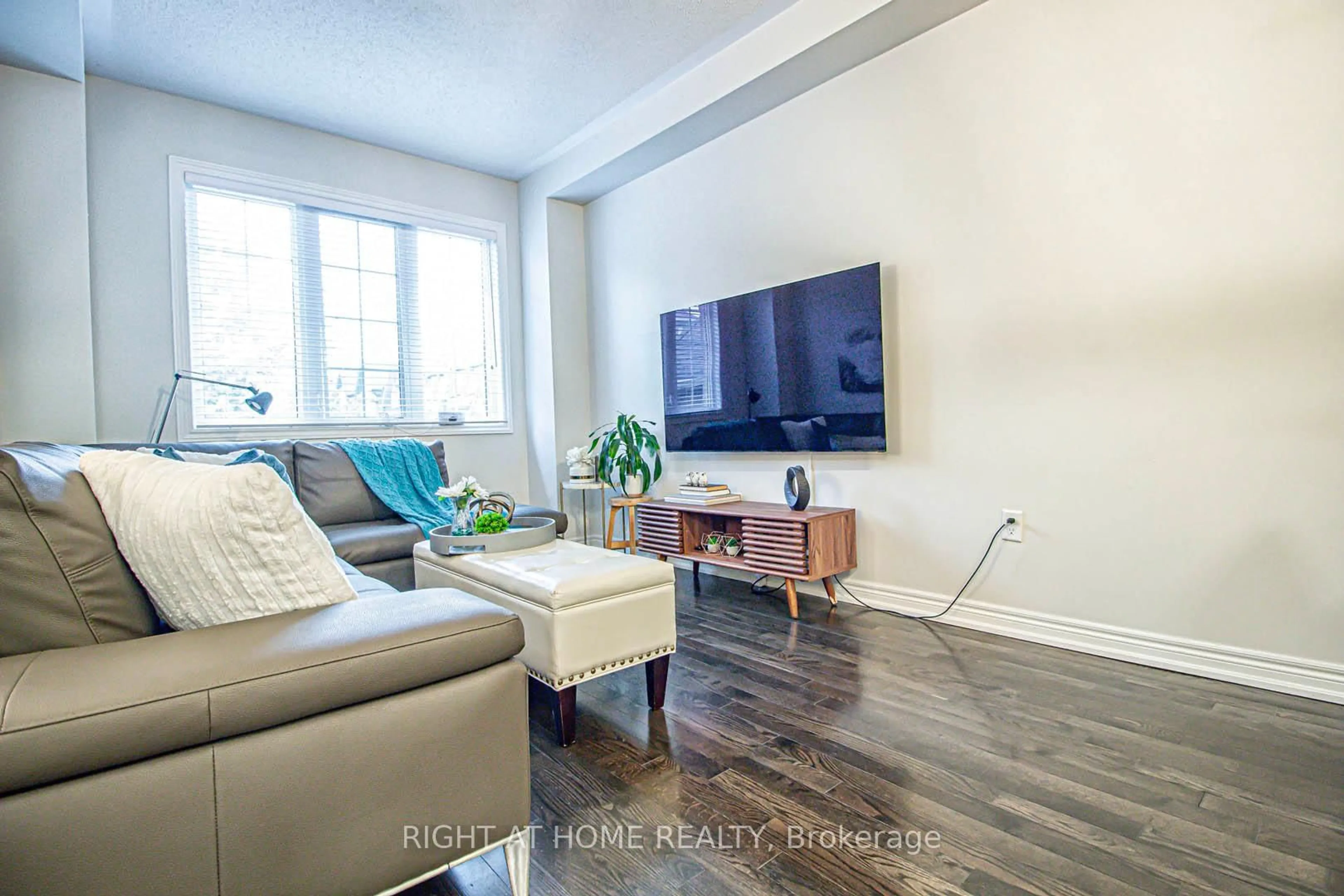 Living room with furniture, unknown for 1358 Granrock Cres, Mississauga Ontario L5V 0E1