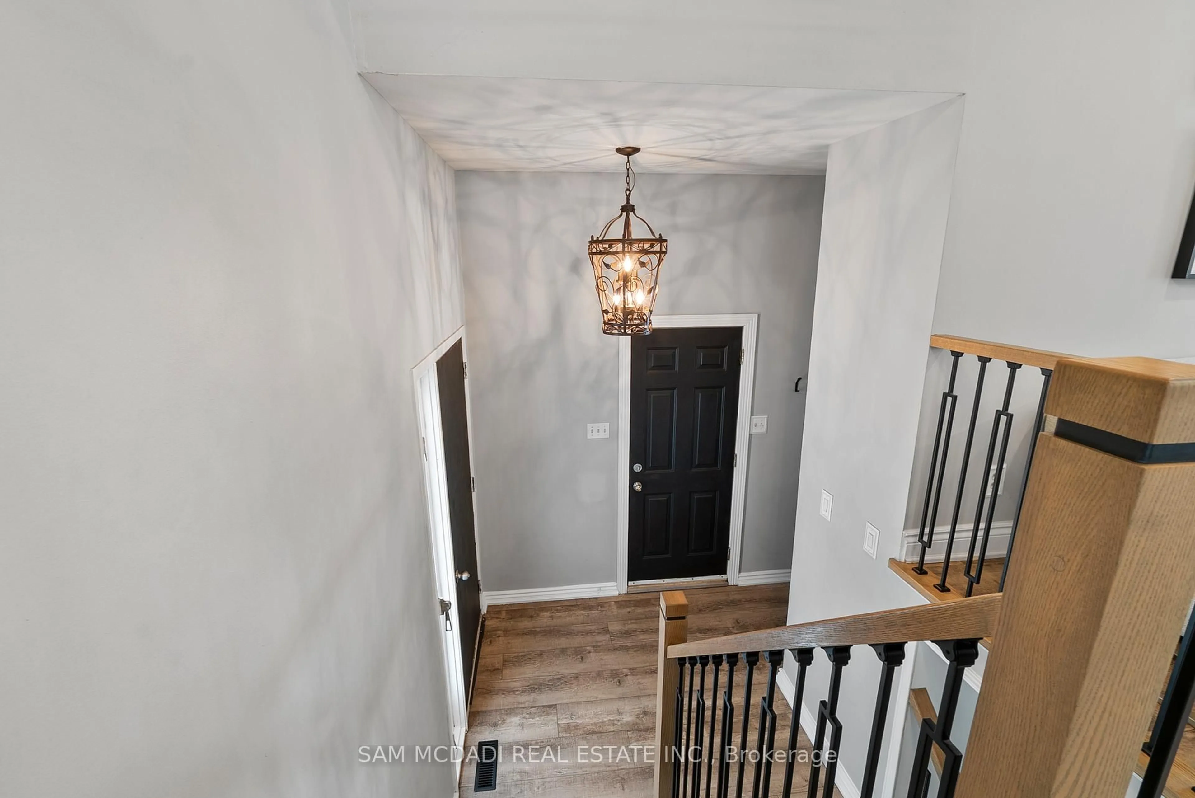 Indoor entryway for 496 Seymour Dr, Oakville Ontario L6L 3K1