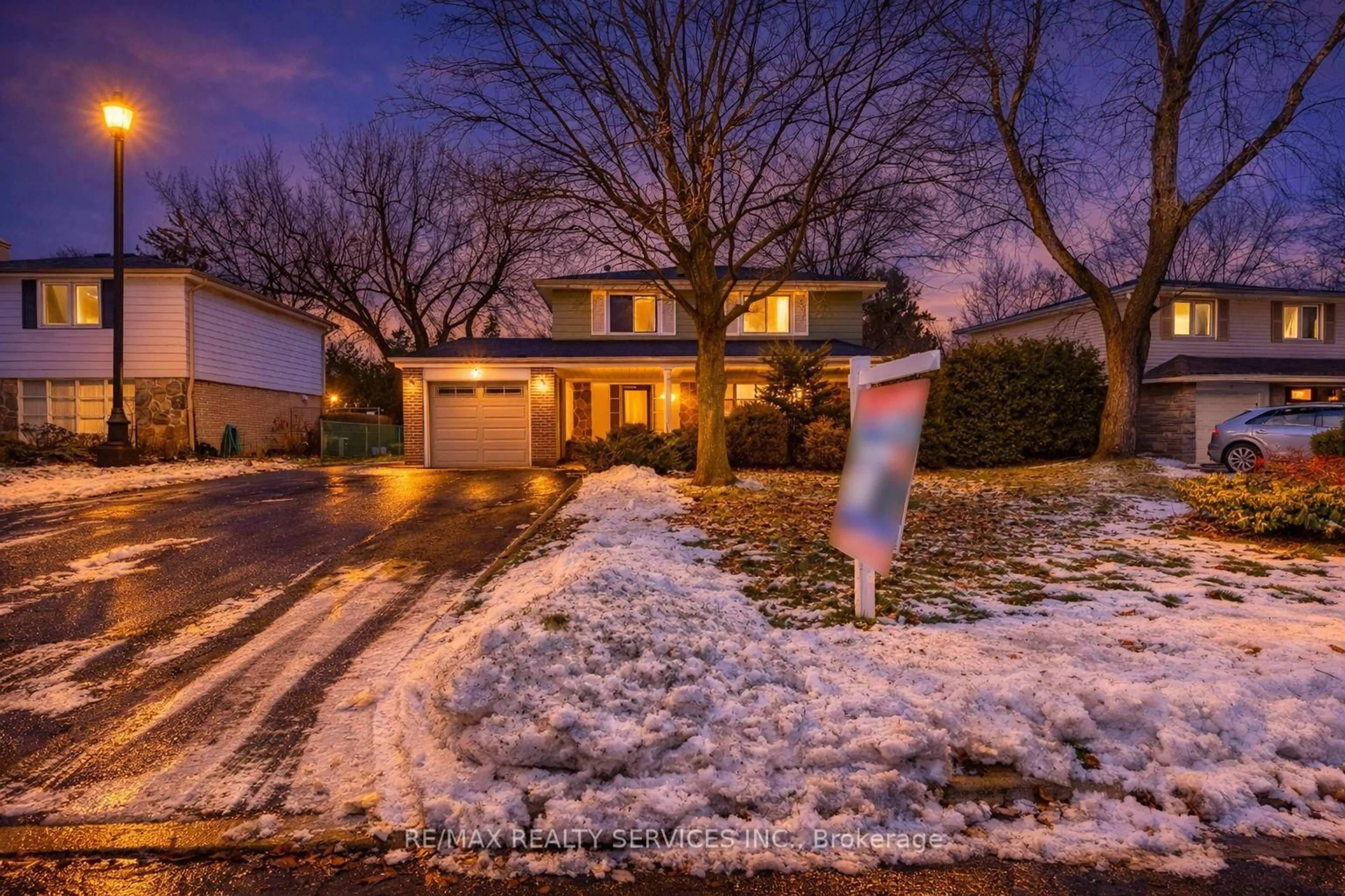 A pic from outside/outdoor area/front of a property/back of a property/a pic from drone, street for 15 Richmond Dr, Brampton Ontario L6W 2E7