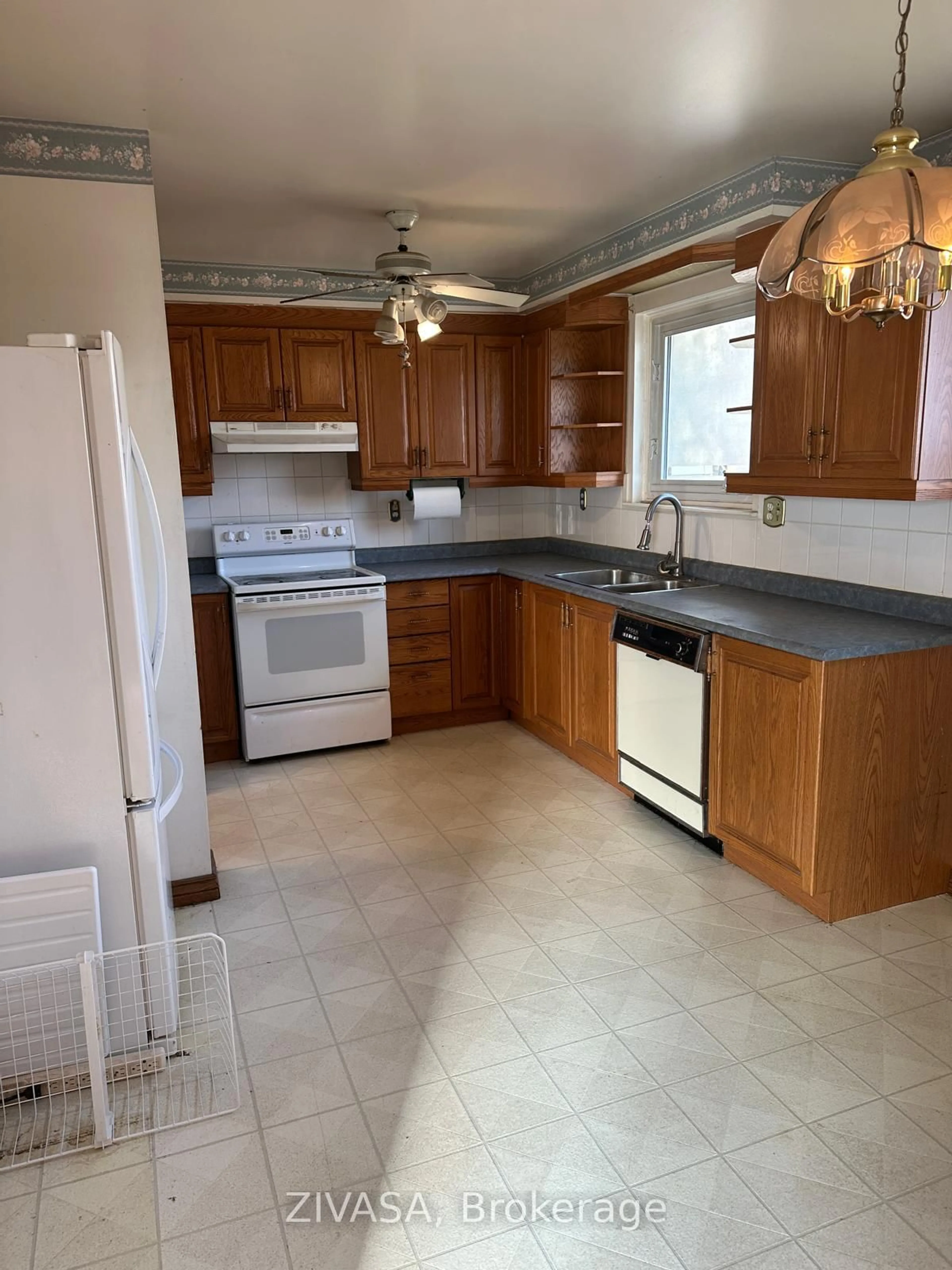 Standard kitchen, ceramic/tile floor for 2541 Selord Crt, Mississauga Ontario L5J 1P6