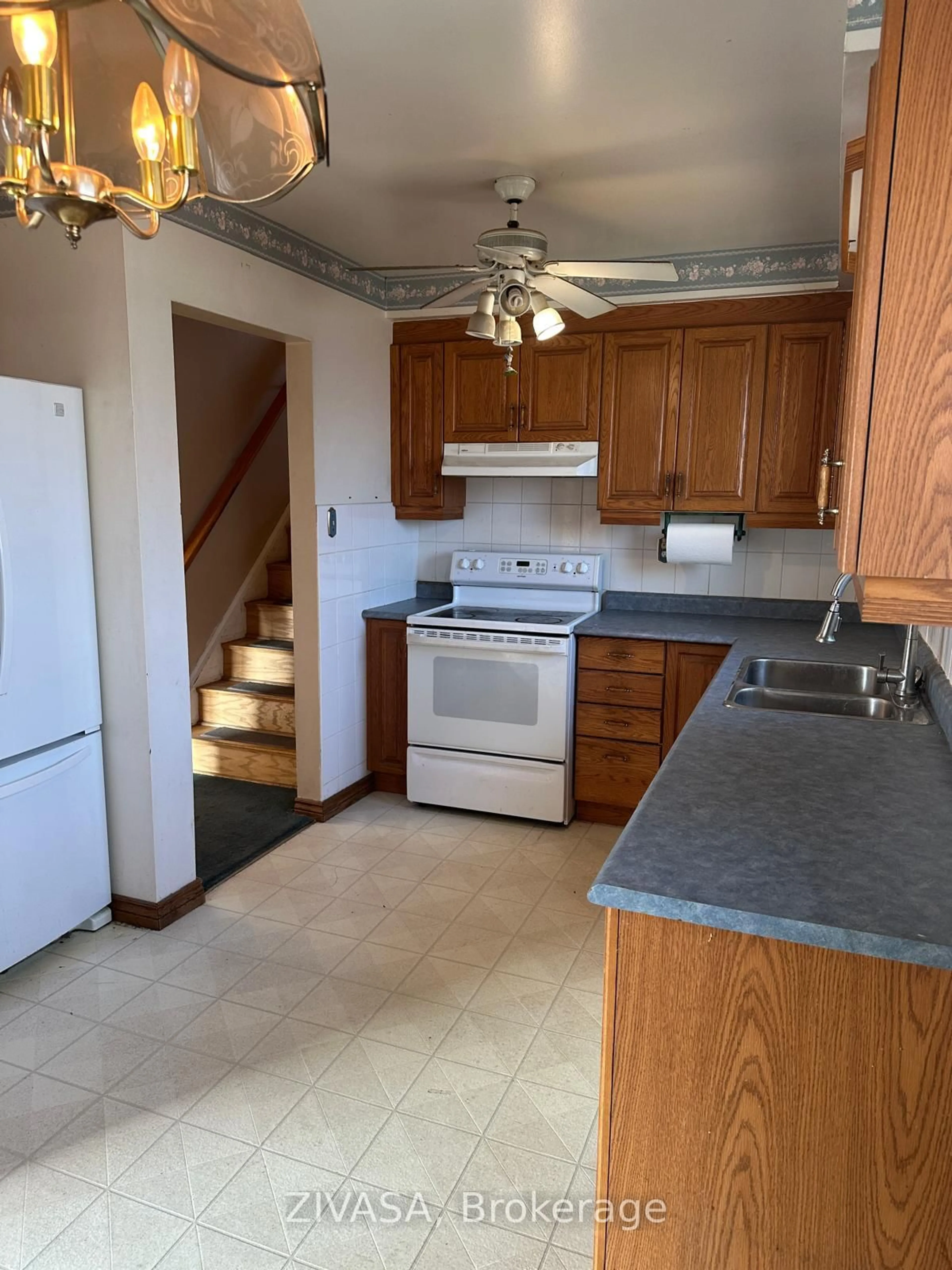 Standard kitchen, ceramic/tile floor for 2541 Selord Crt, Mississauga Ontario L5J 1P6