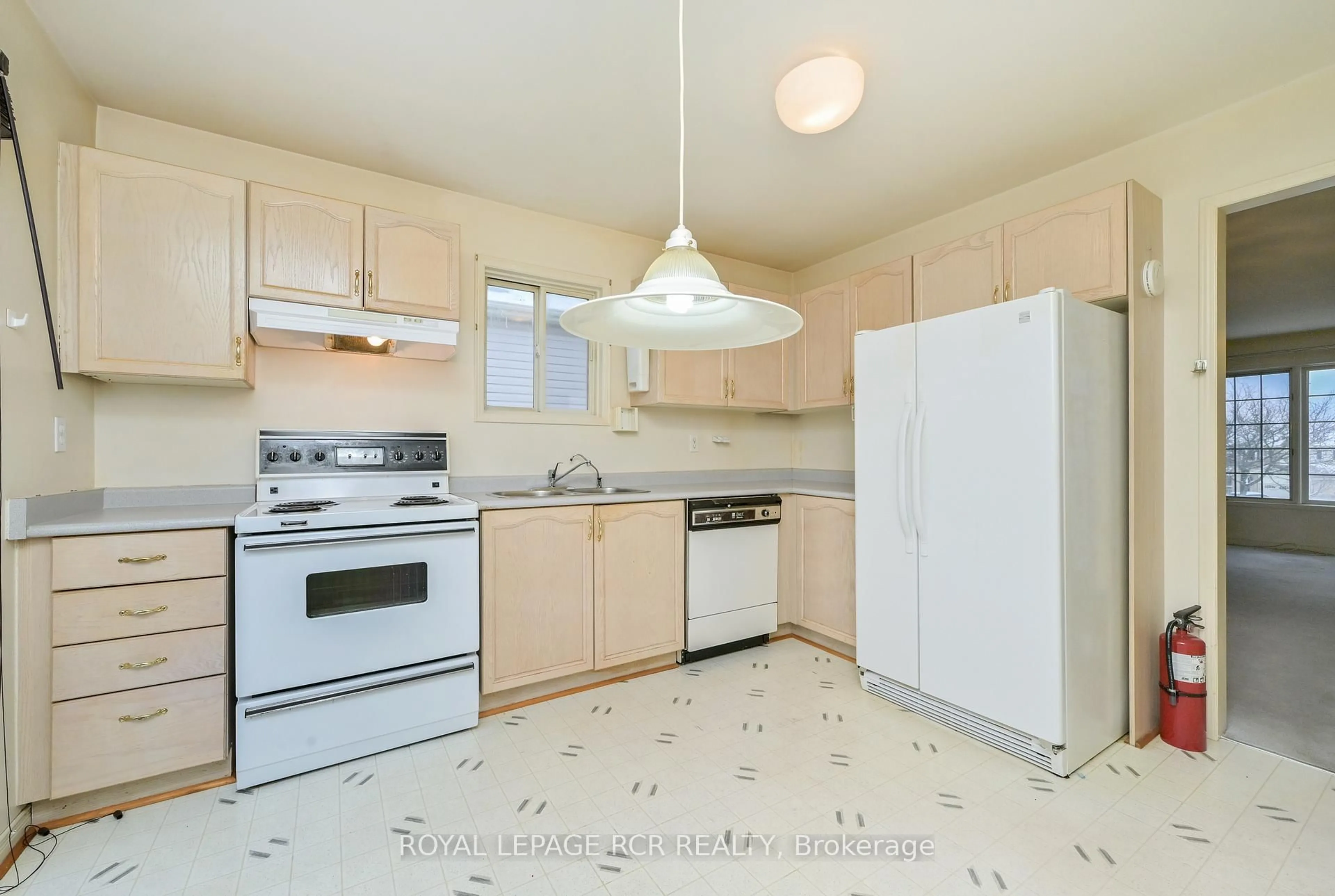 Standard kitchen, ceramic/tile floor for 10 Lawton Crt, Orangeville Ontario L9W 4X4