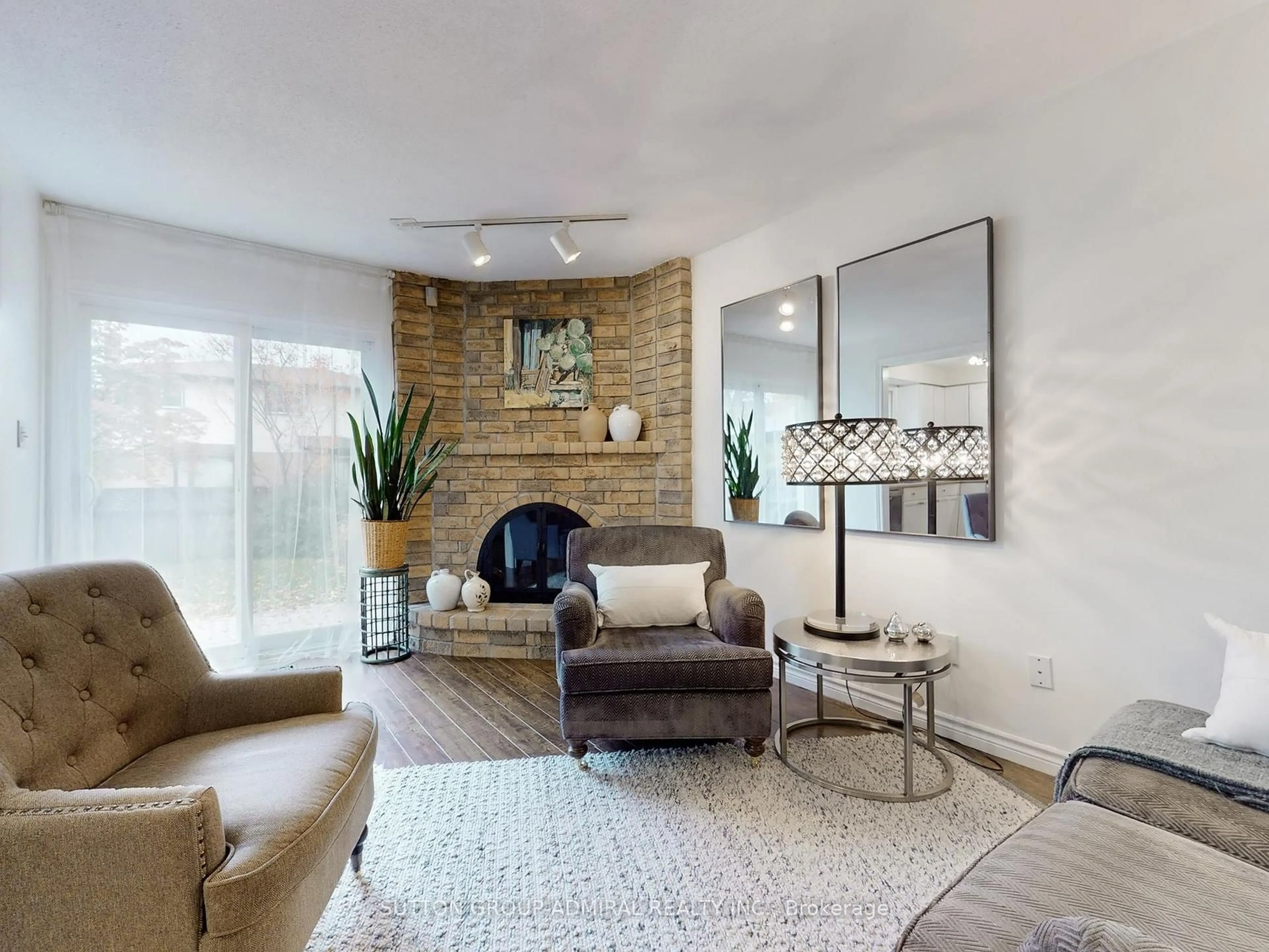 Living room with furniture, unknown for 3453 Hannibal Rd, Burlington Ontario L7M 1Z5