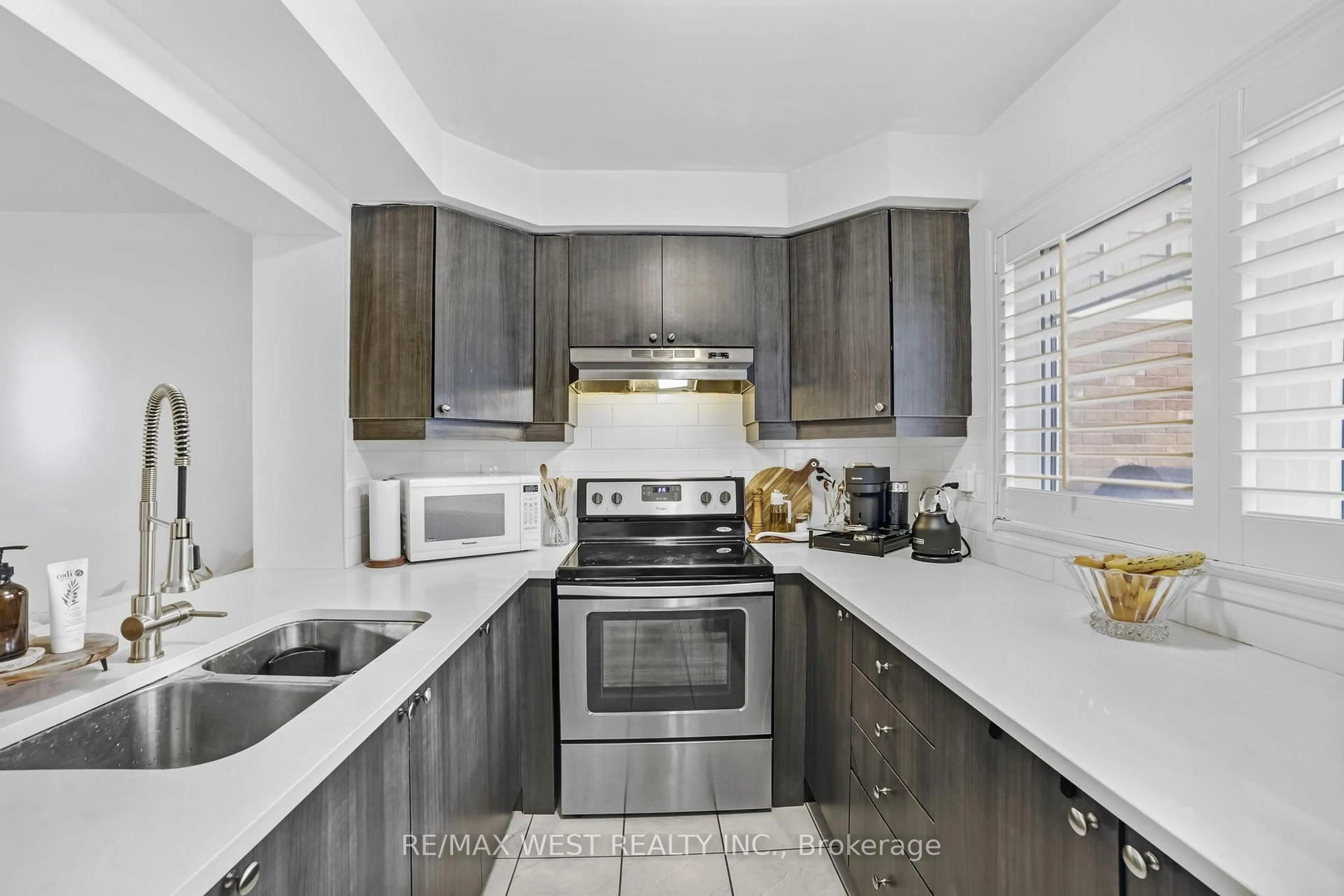 Standard kitchen, ceramic/tile floor for 266 Casson Pt, Milton Ontario L9E 0A1