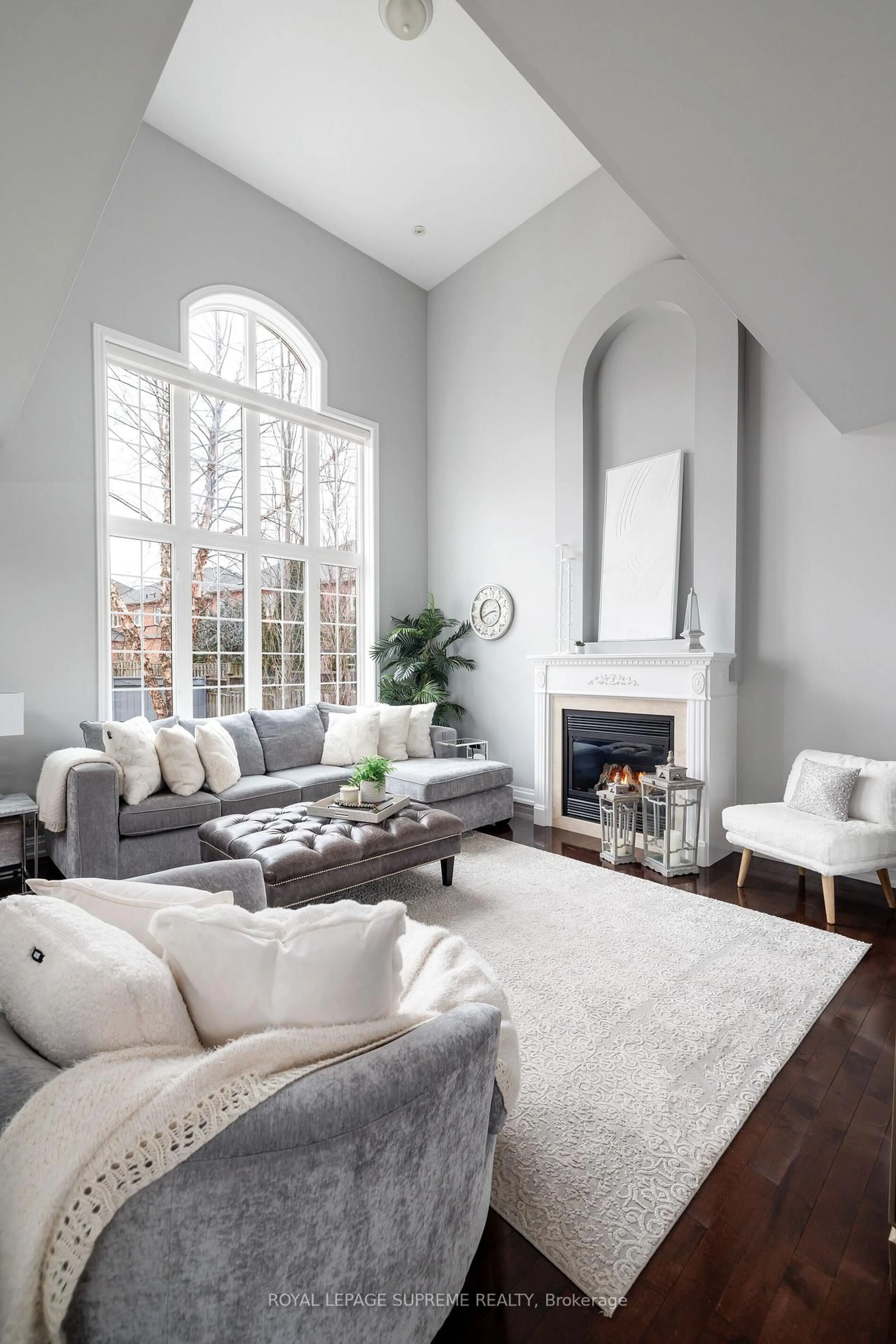 Living room with furniture, unknown for 364 Creek Path Ave, Oakville Ontario L6L 6X3