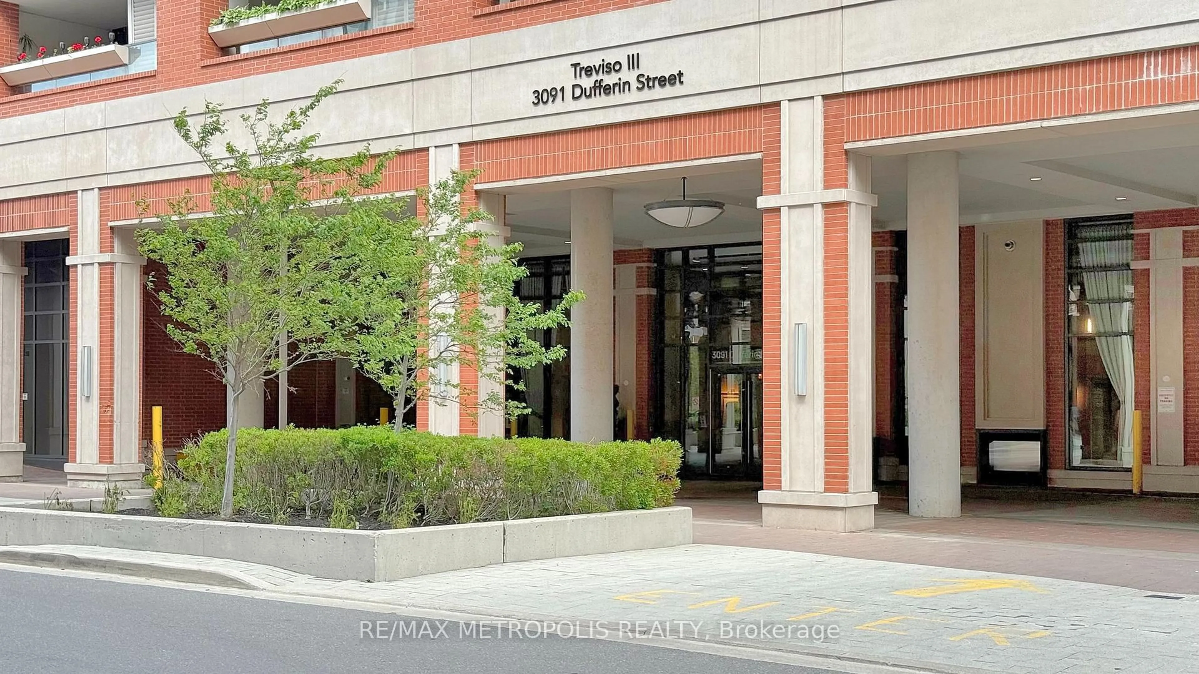 Indoor foyer for 3091 Dufferin Ave #833, Toronto Ontario M6A 0C4