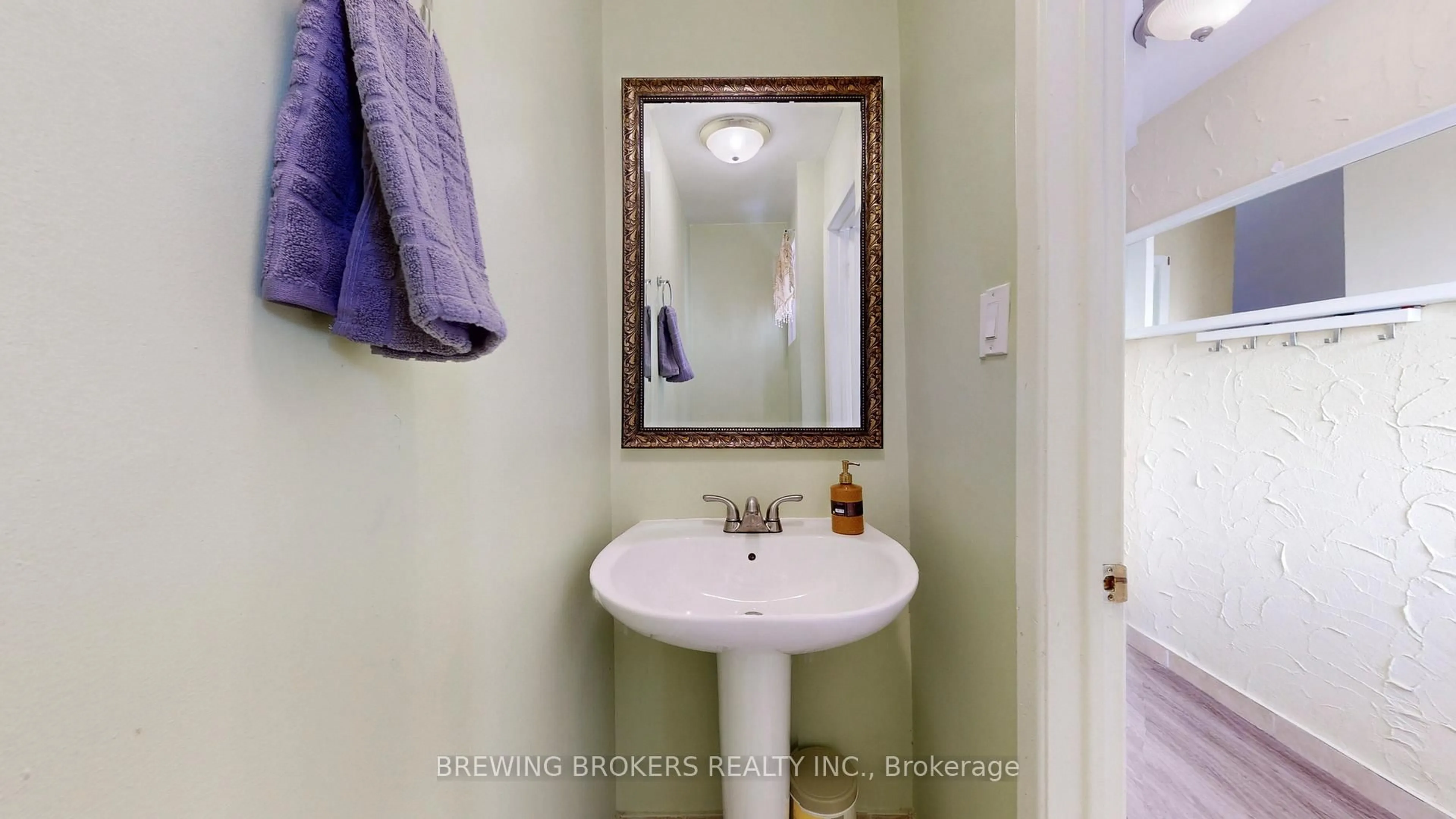 Standard bathroom, ceramic/tile floor for 7255 Dooley Dr #29, Mississauga Ontario L4T 2S7