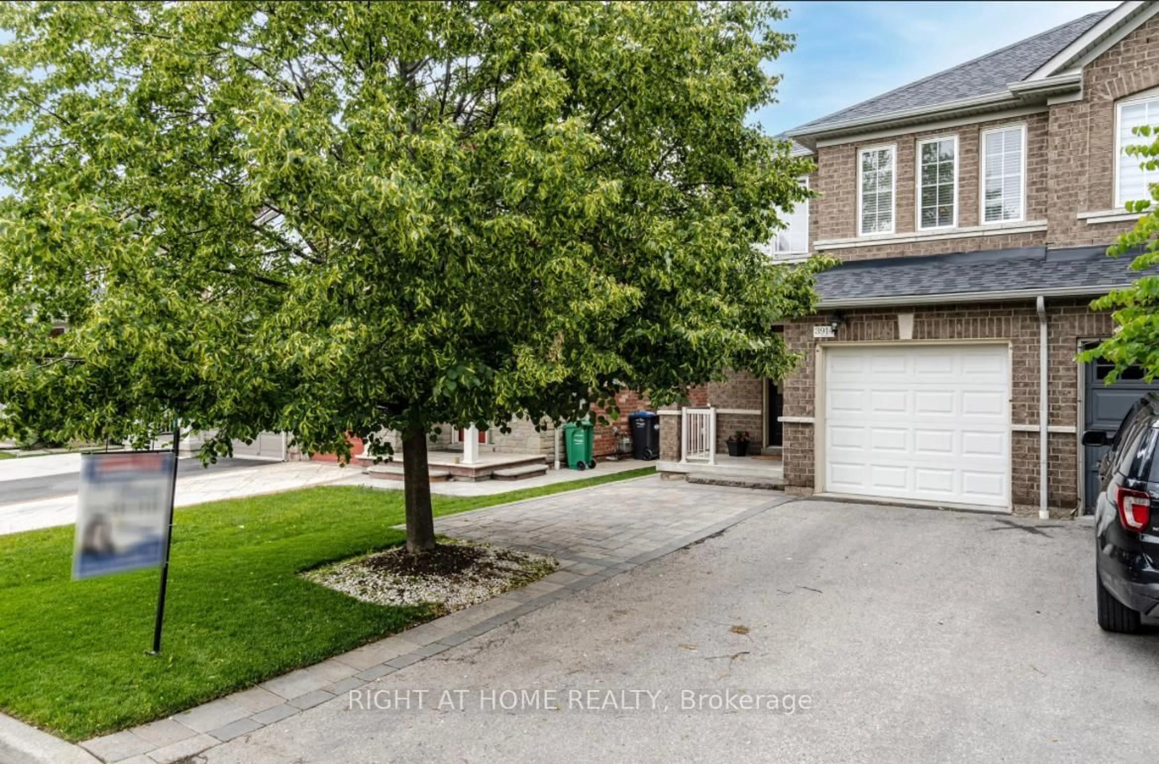 A pic from outside/outdoor area/front of a property/back of a property/a pic from drone, street for 3914 Stardust Dr, Mississauga Ontario L5M 8A6