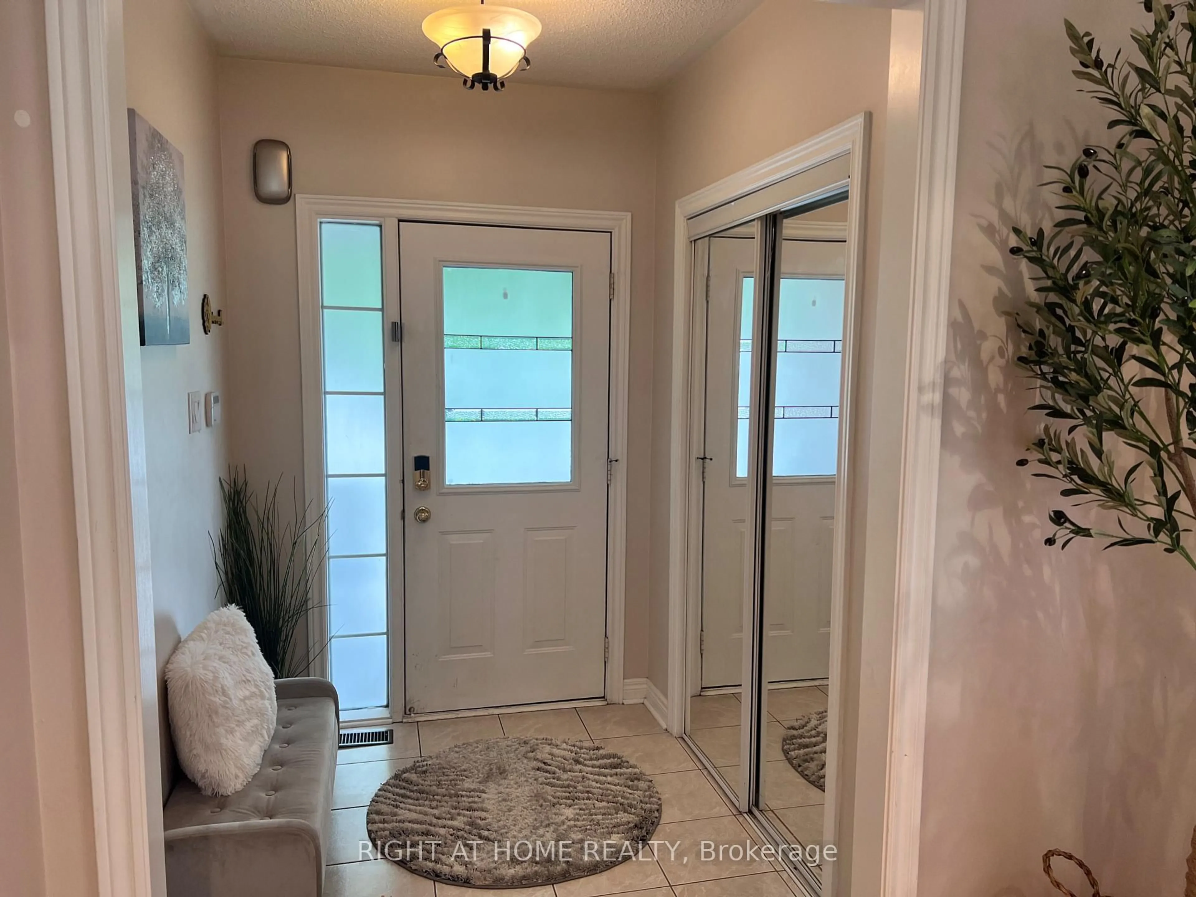 Indoor entryway for 3914 Stardust Dr, Mississauga Ontario L5M 8A6