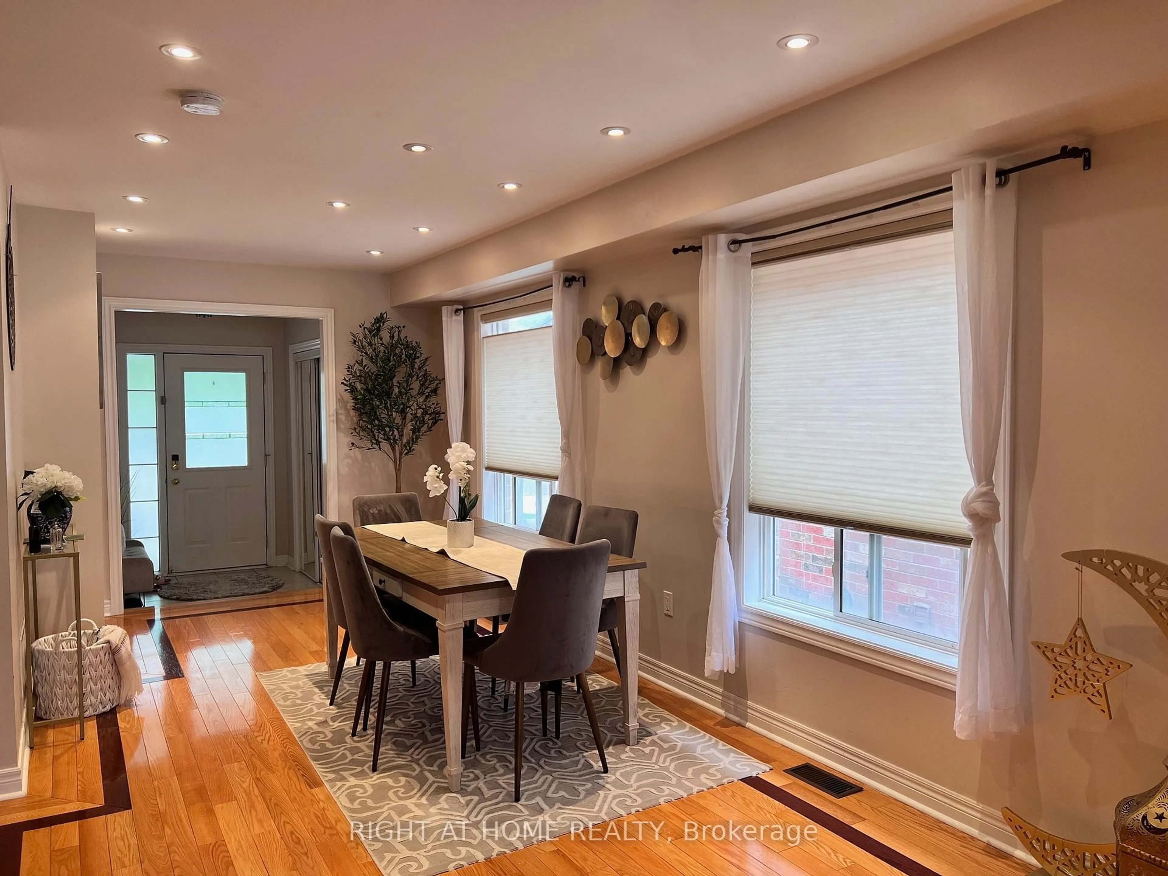Dining room, wood/laminate floor for 3914 Stardust Dr, Mississauga Ontario L5M 8A6