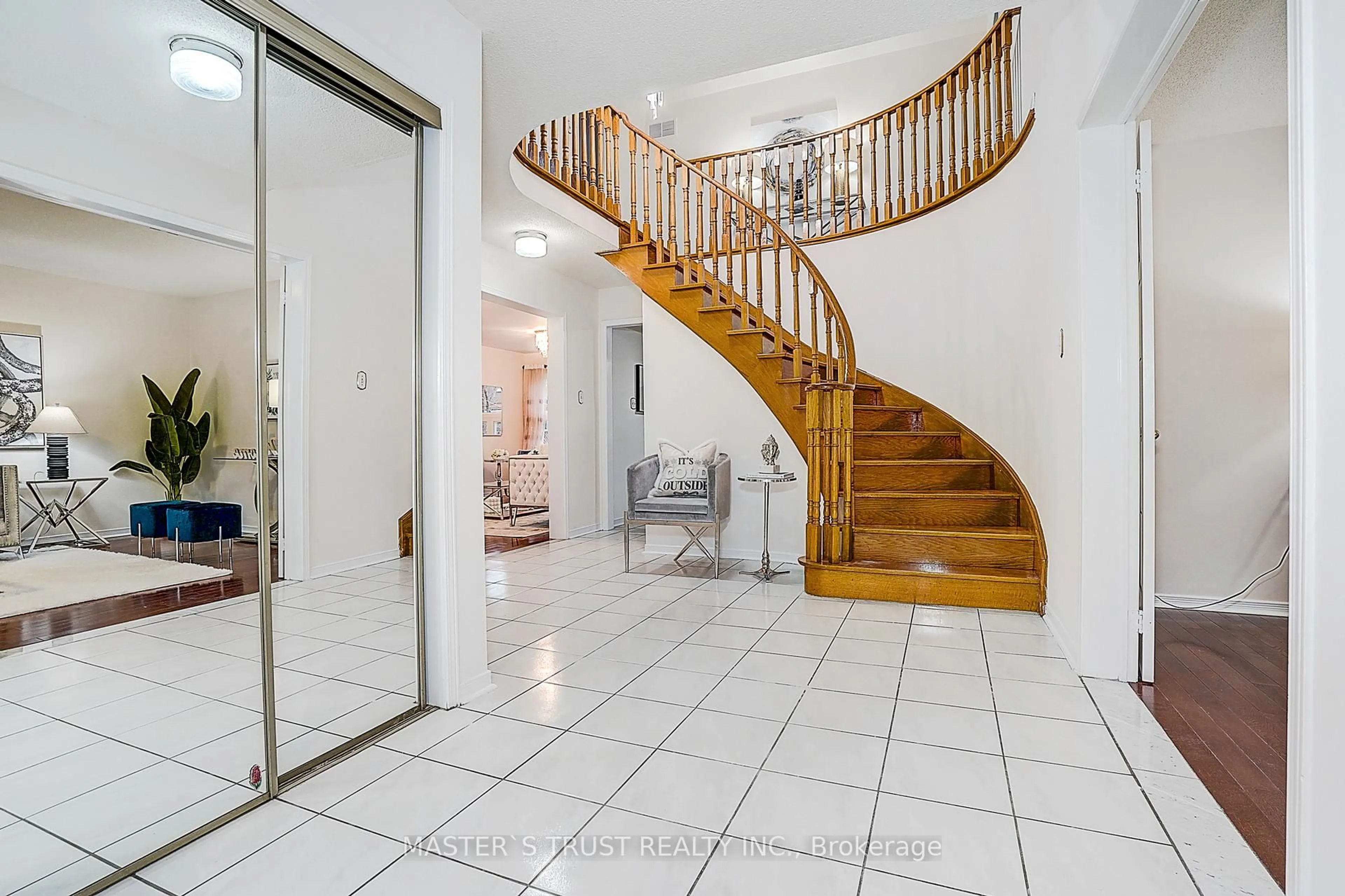 Indoor foyer for 3488 Africa Cres, Mississauga Ontario L5B 3V4