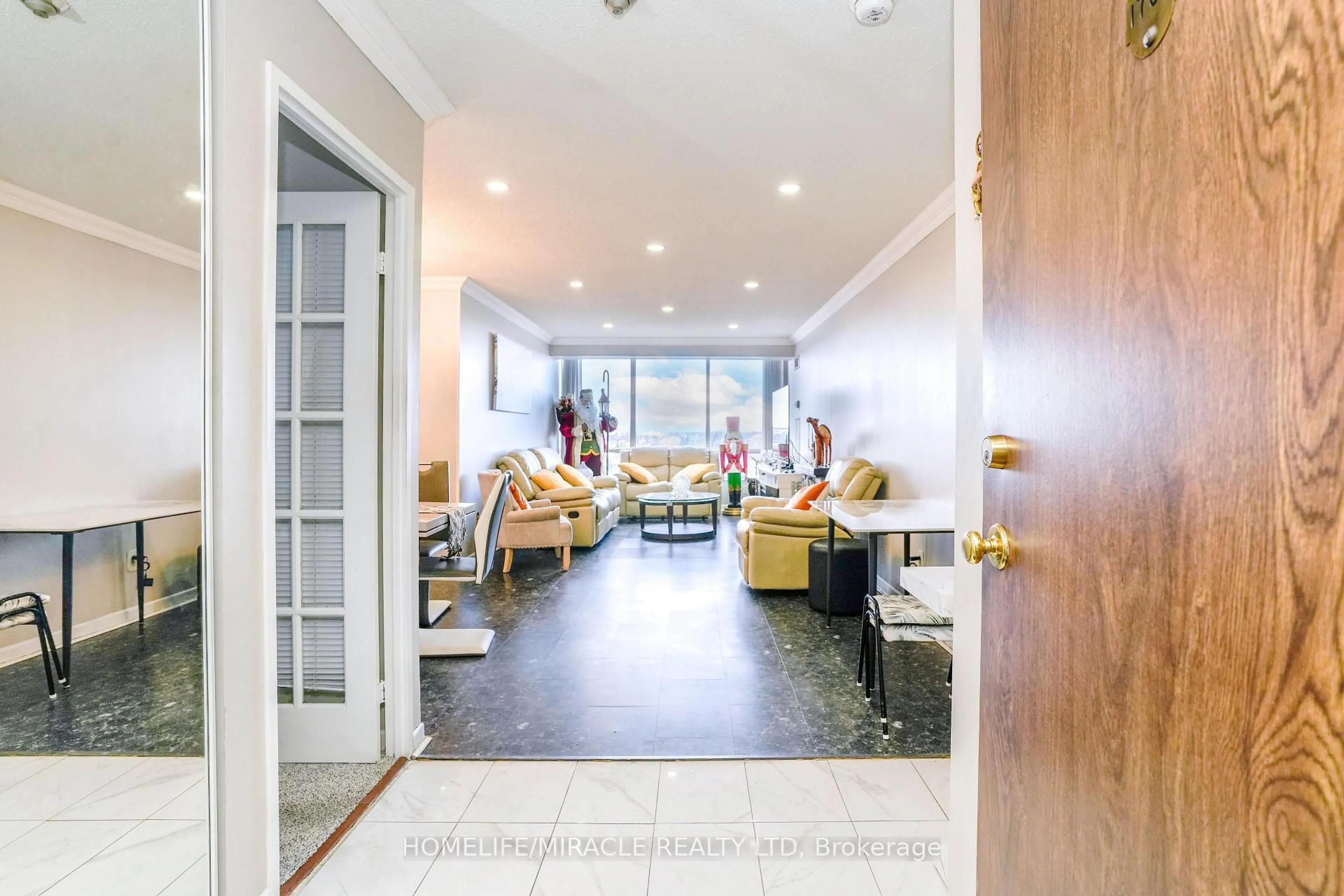 Indoor foyer for 26 Hanover Rd #1705, Brampton Ontario L6S 4T2