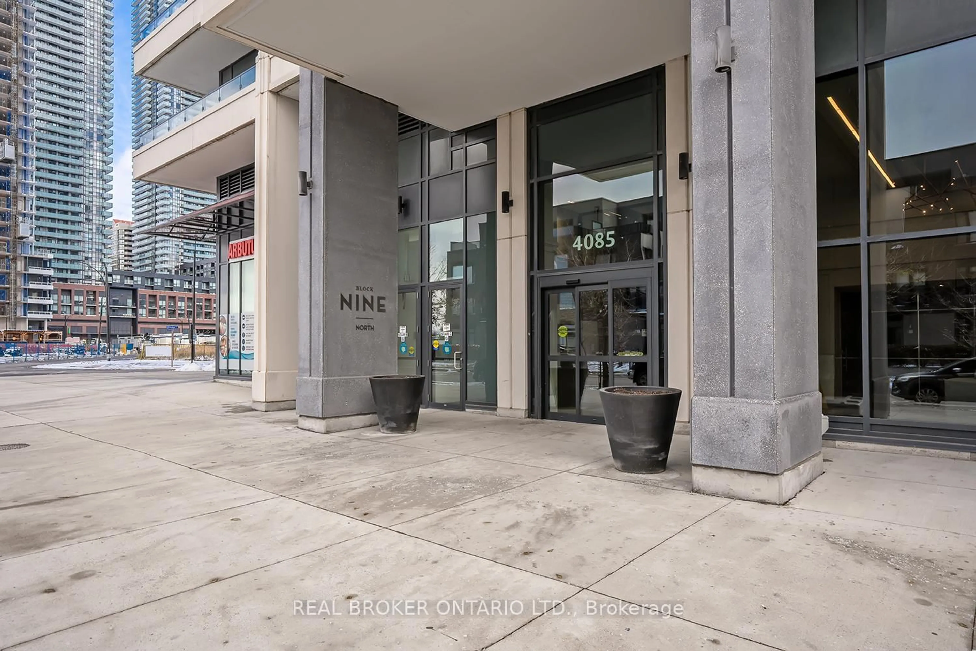 Indoor foyer for 4085 Parkside Village Dr #1808, Mississauga Ontario L5B 0K9