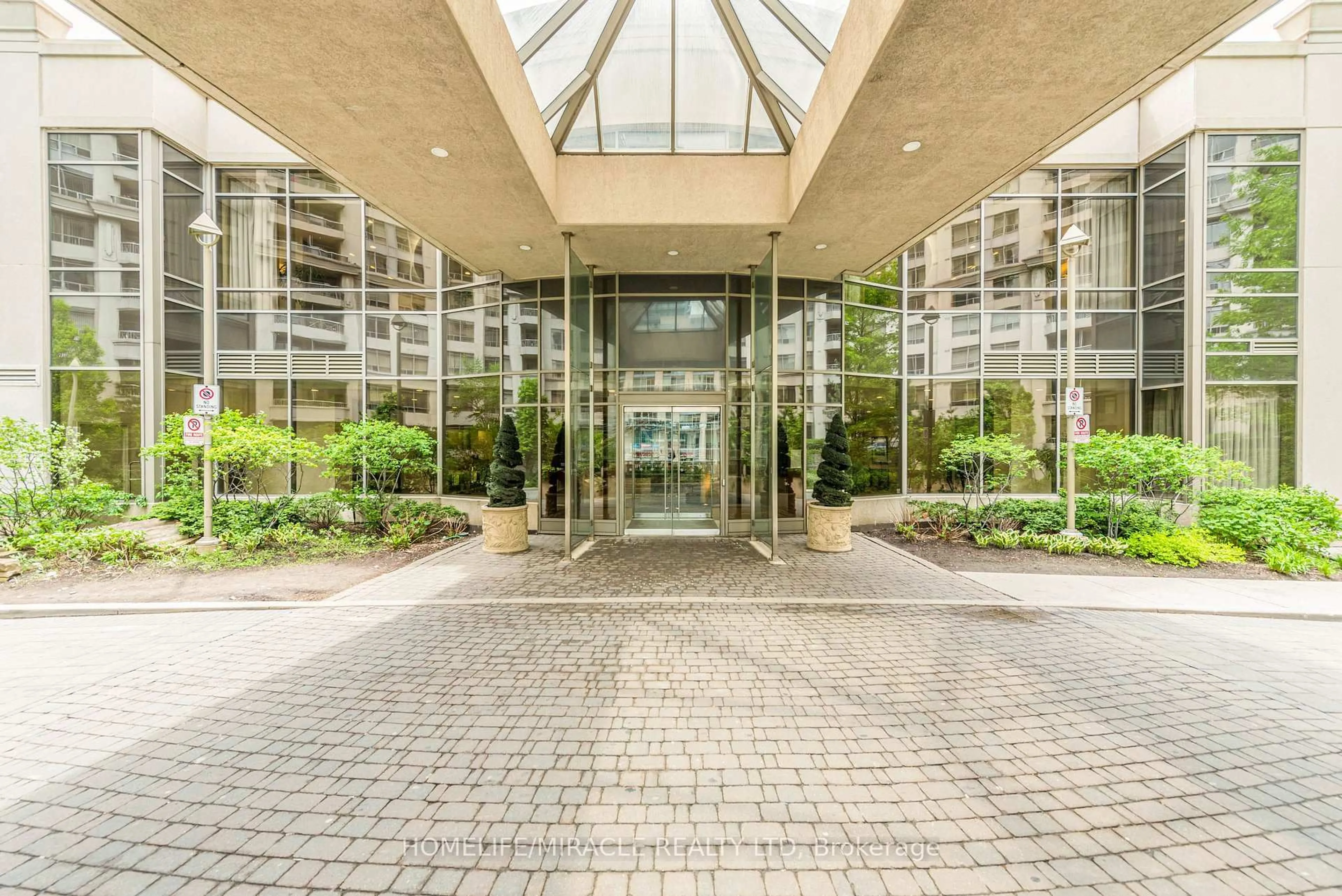 Indoor foyer for 3888 Duke Of York Blvd #1922, Mississauga Ontario L5B 4P5