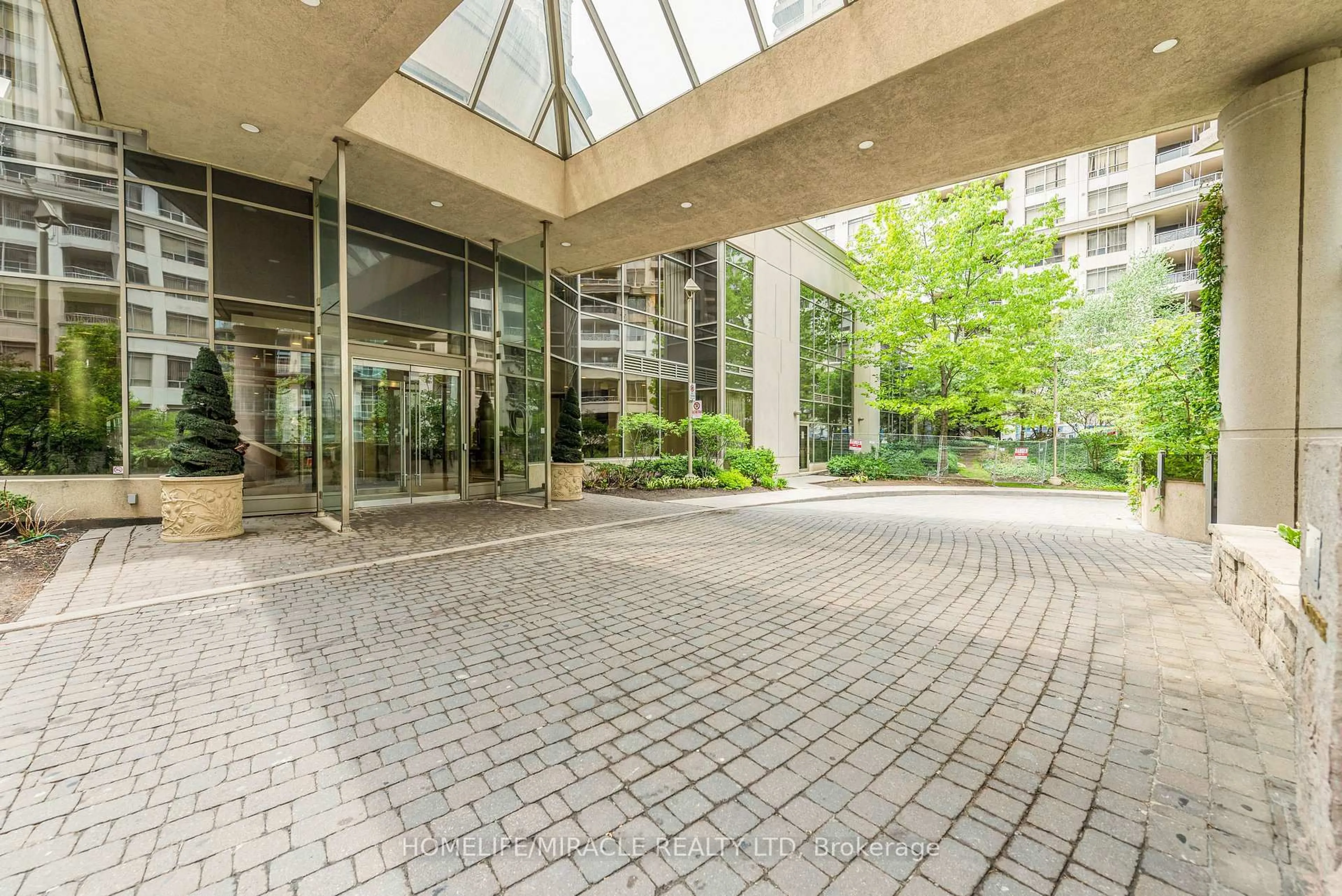Indoor foyer for 3888 Duke Of York Blvd #1922, Mississauga Ontario L5B 4P5