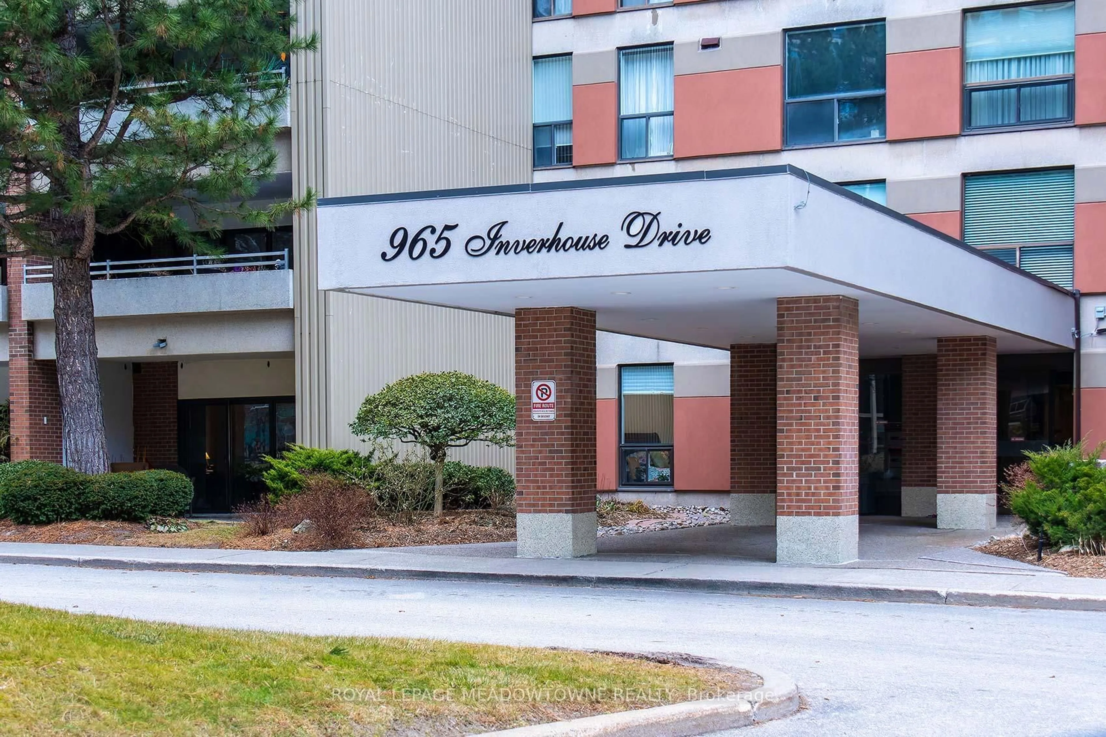 Indoor foyer for 965 Inverhouse Dr #1111, Mississauga Ontario L5J 4B4