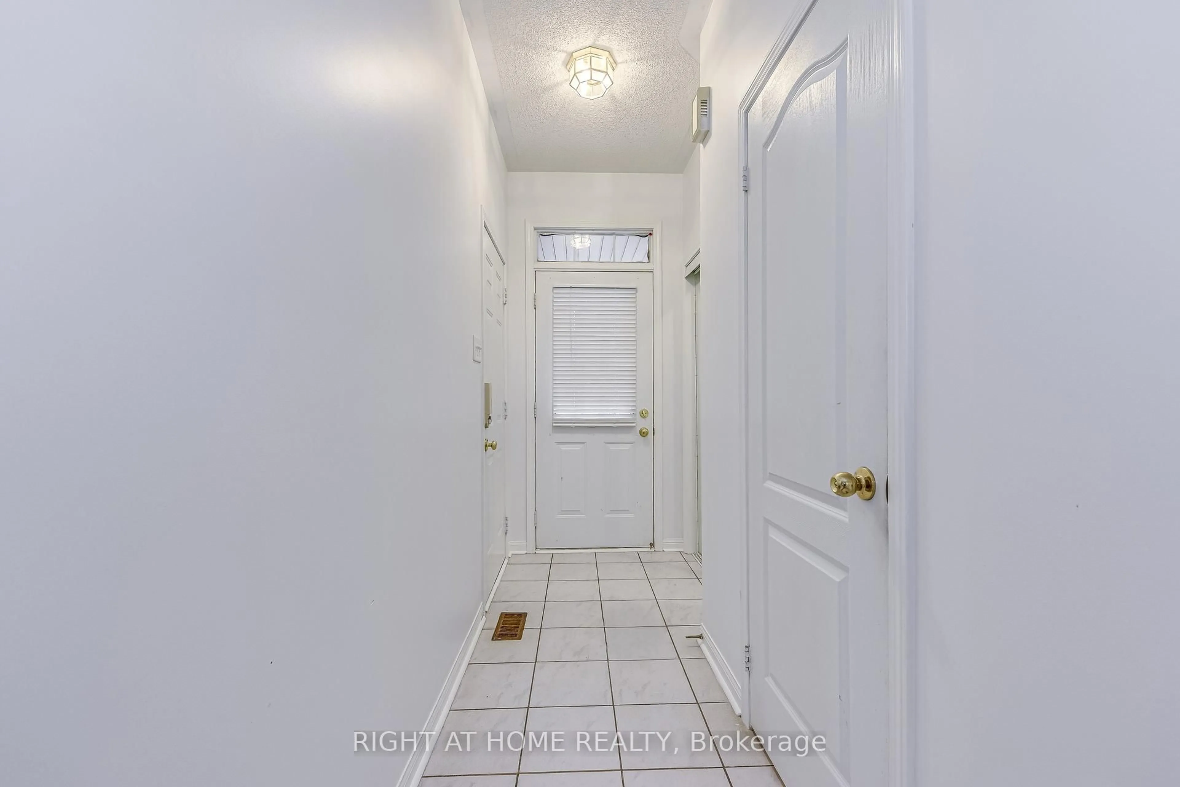 Indoor entryway for 1348 Weir Chse, Mississauga Ontario L5V 2W9