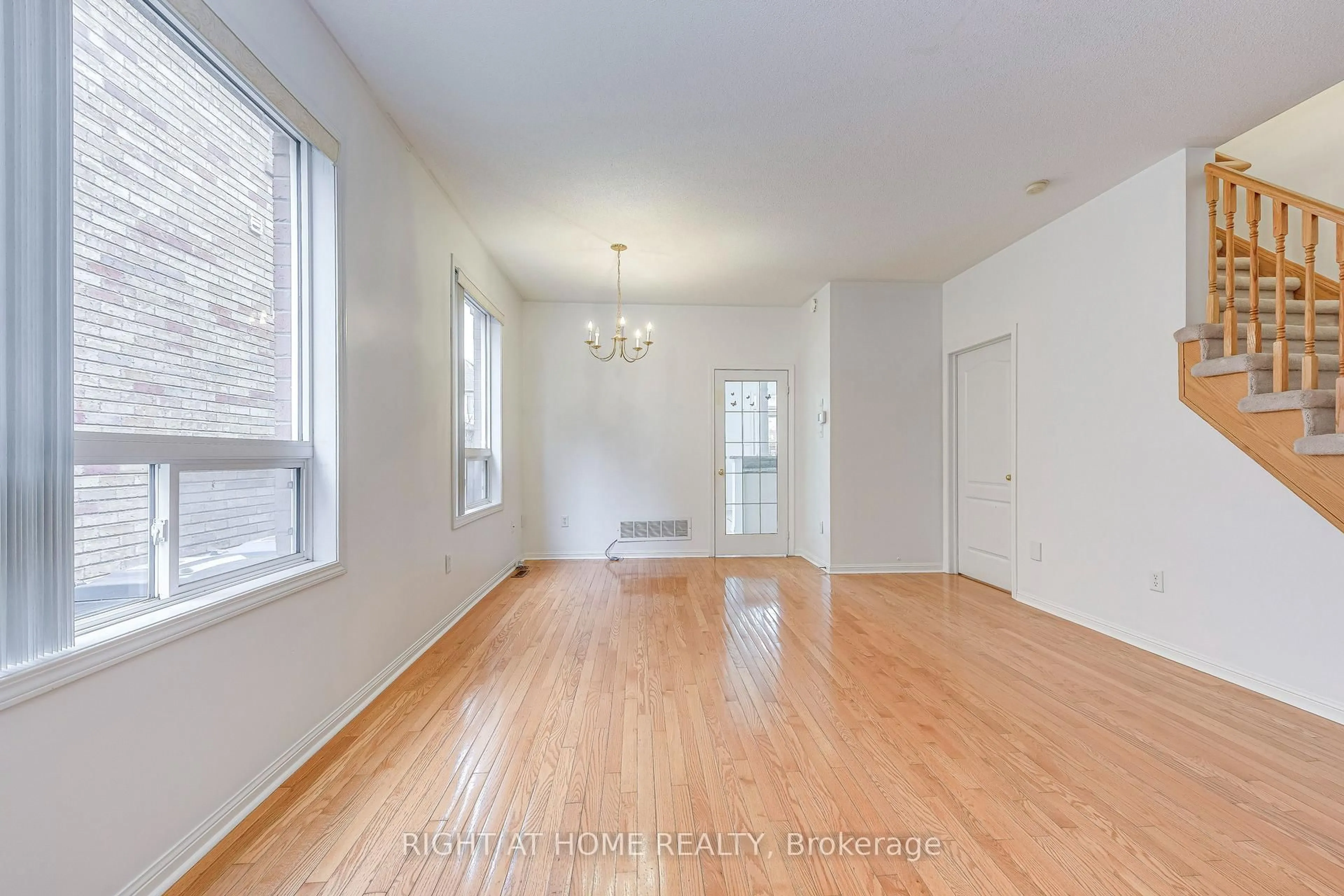 A pic of a room for 1348 Weir Chse, Mississauga Ontario L5V 2W9