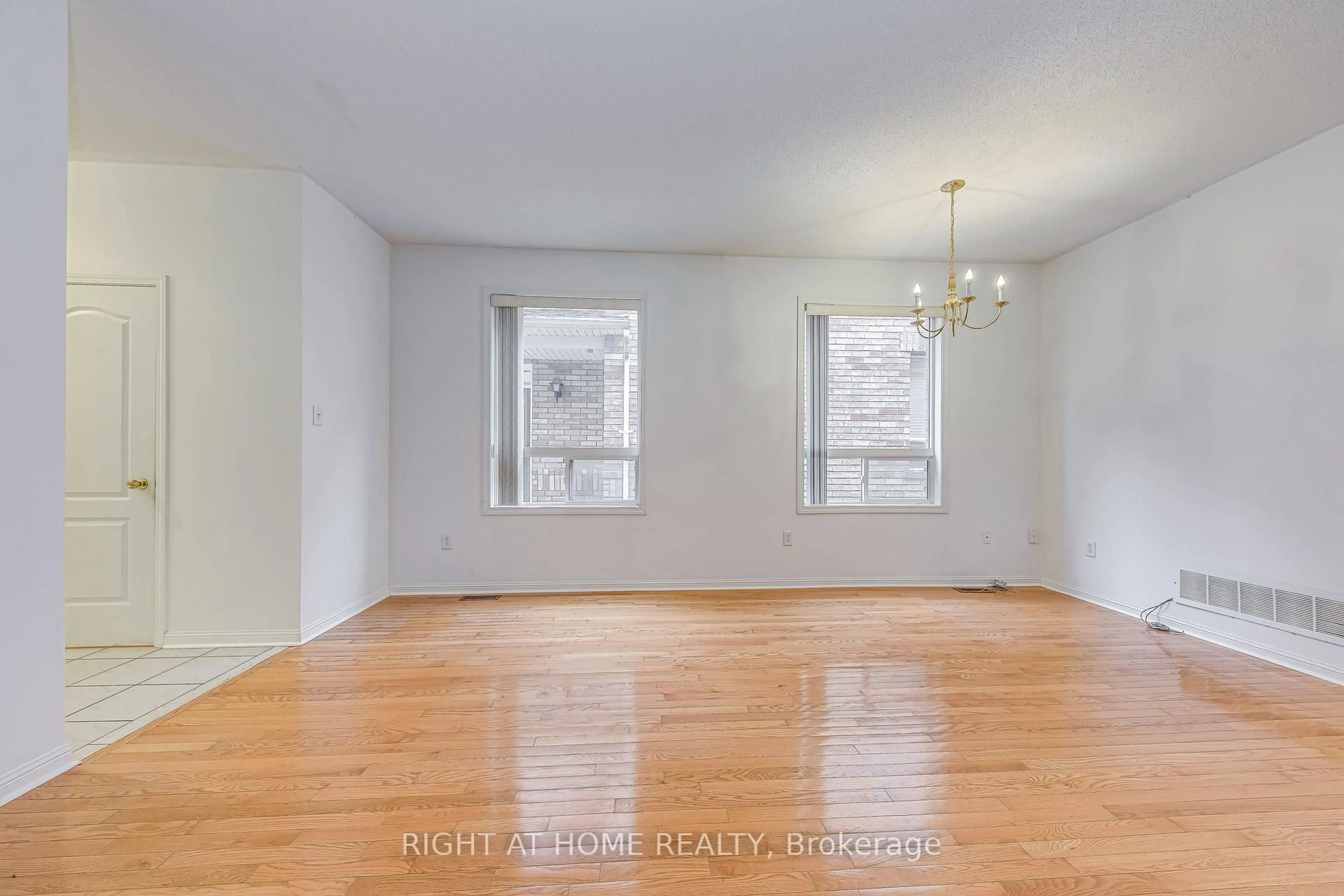 A pic of a room for 1348 Weir Chse, Mississauga Ontario L5V 2W9